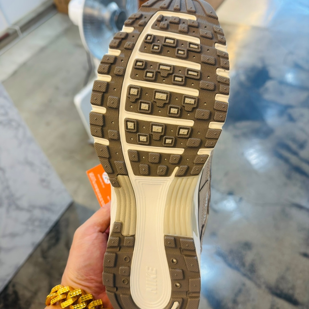 Nike P-6000 PRM Light Iron Ore 착용 스타일 - 3