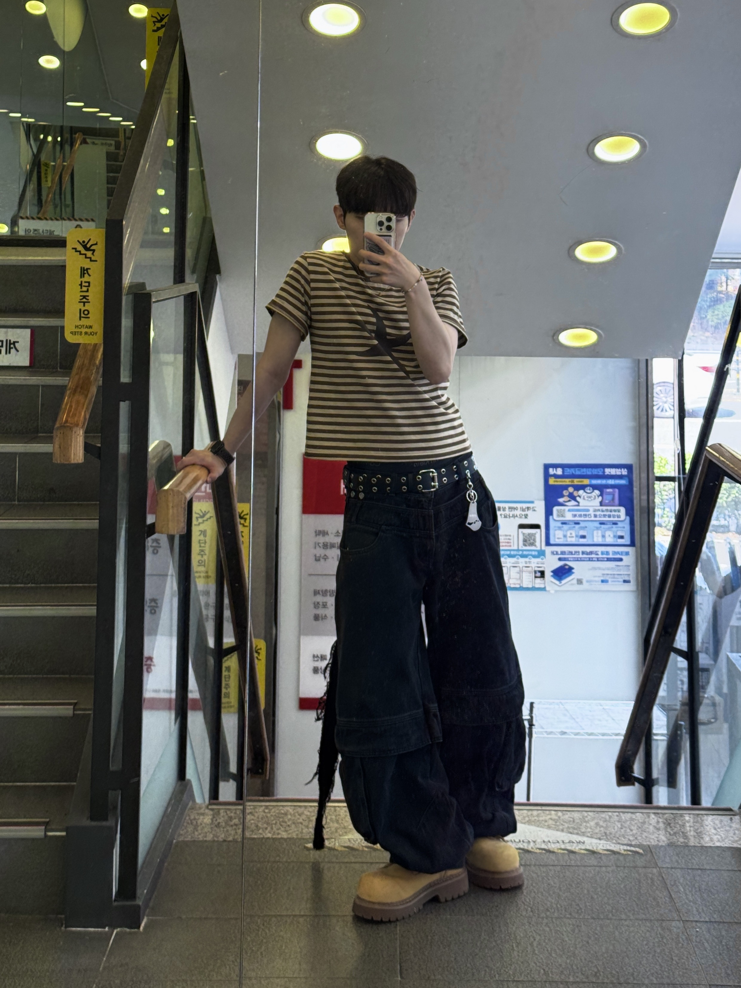 [KREAM 단독] BLR x POG Divided Curved Line Double Buckle Pants Black, LOSTGARDEN Route Tan 착용 스타일 - 1