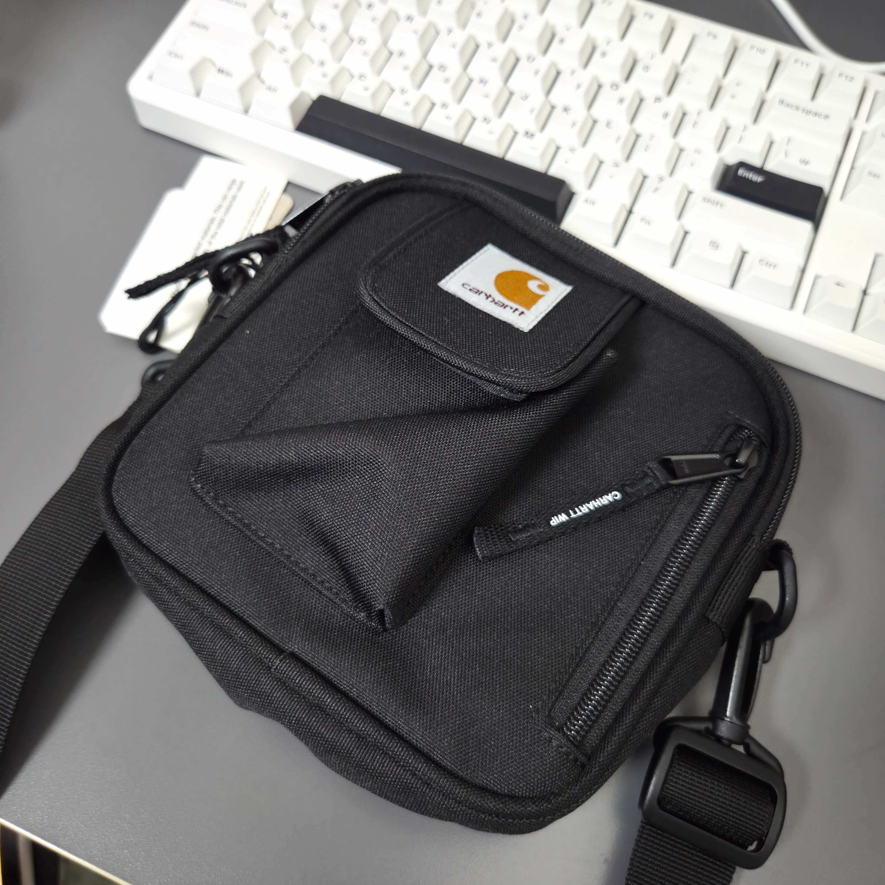 Carhartt WIP Essentials Bag Black 착용 스타일