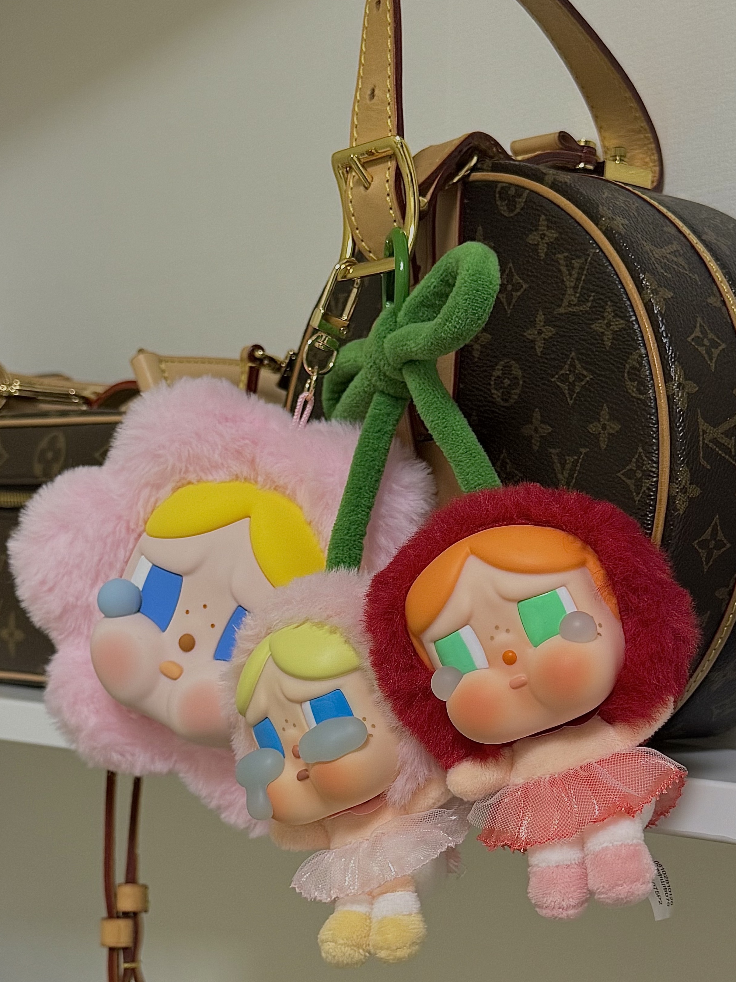 Pop Mart Crybaby Crying For Love Series Vinyl Plush, Pop Mart Crybaby Sad Club Series Silicone Plush Earphone Bag 착용 스타일 - 2