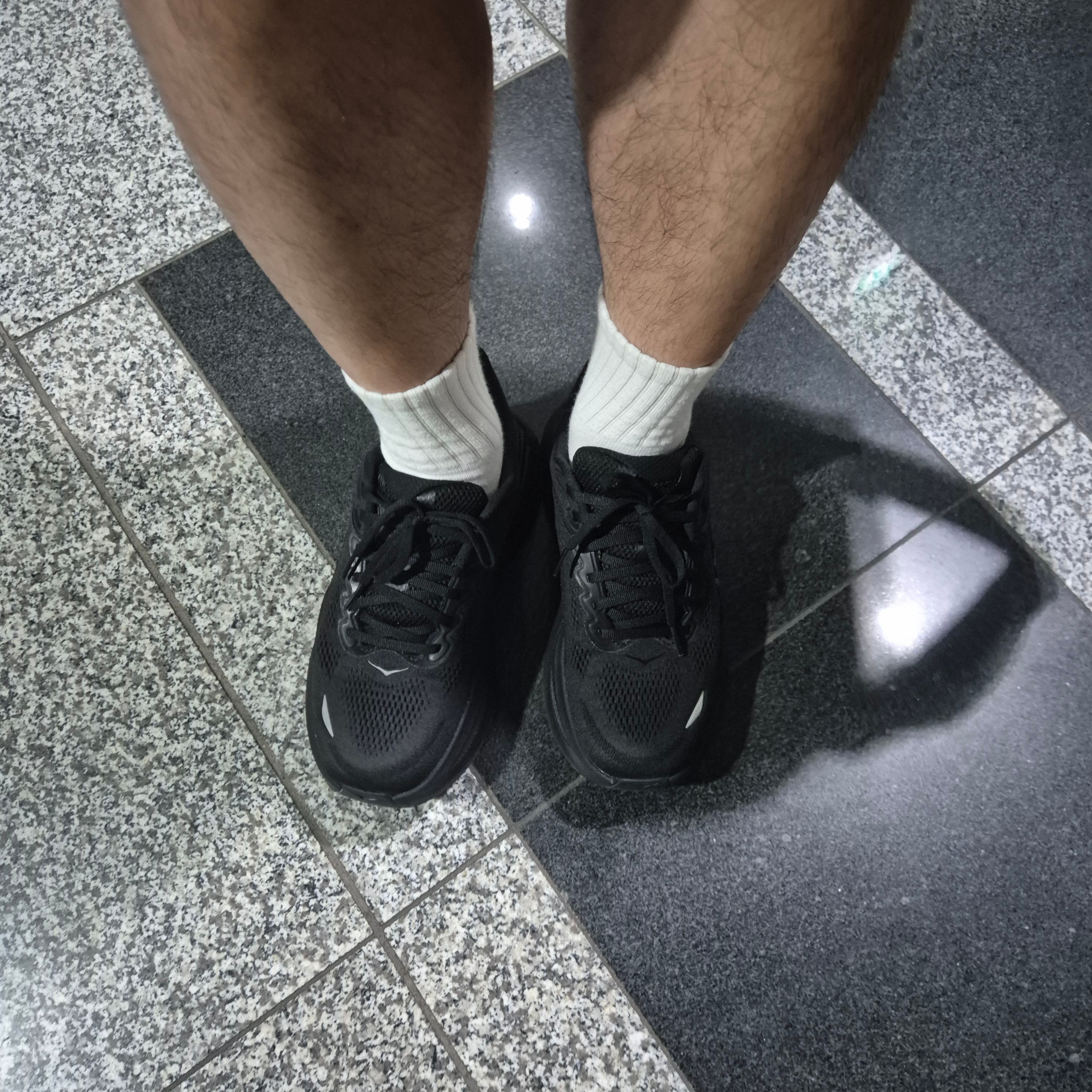 Hoka Bondi 9 Black - Wide 착용 스타일 - 2