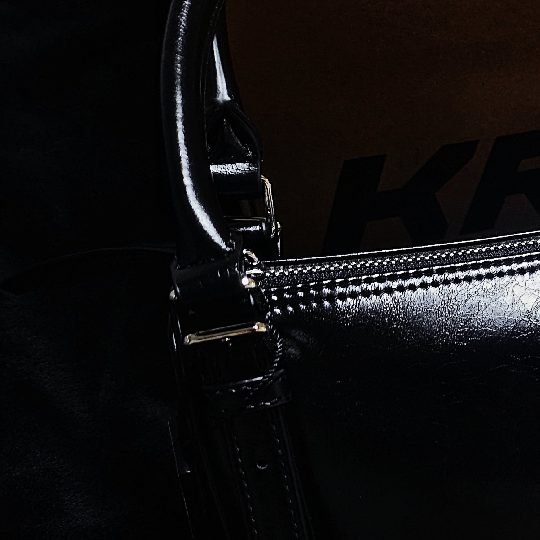 Matin Kim Buckle Strap Shoulder Bag Black 착용 스타일 - 3