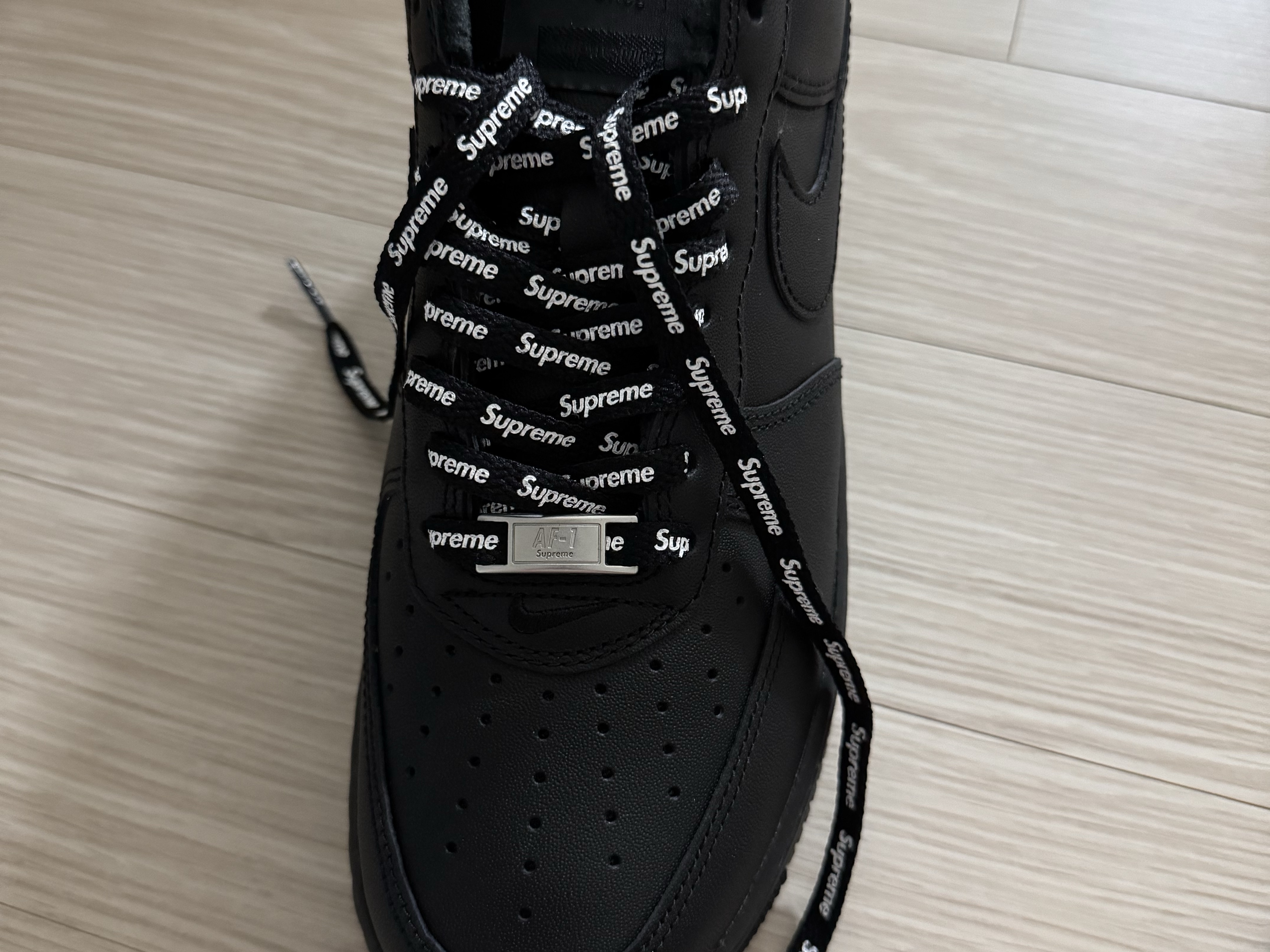 Nike x Supreme Air Force 1 Low Black 착용 스타일 - 2