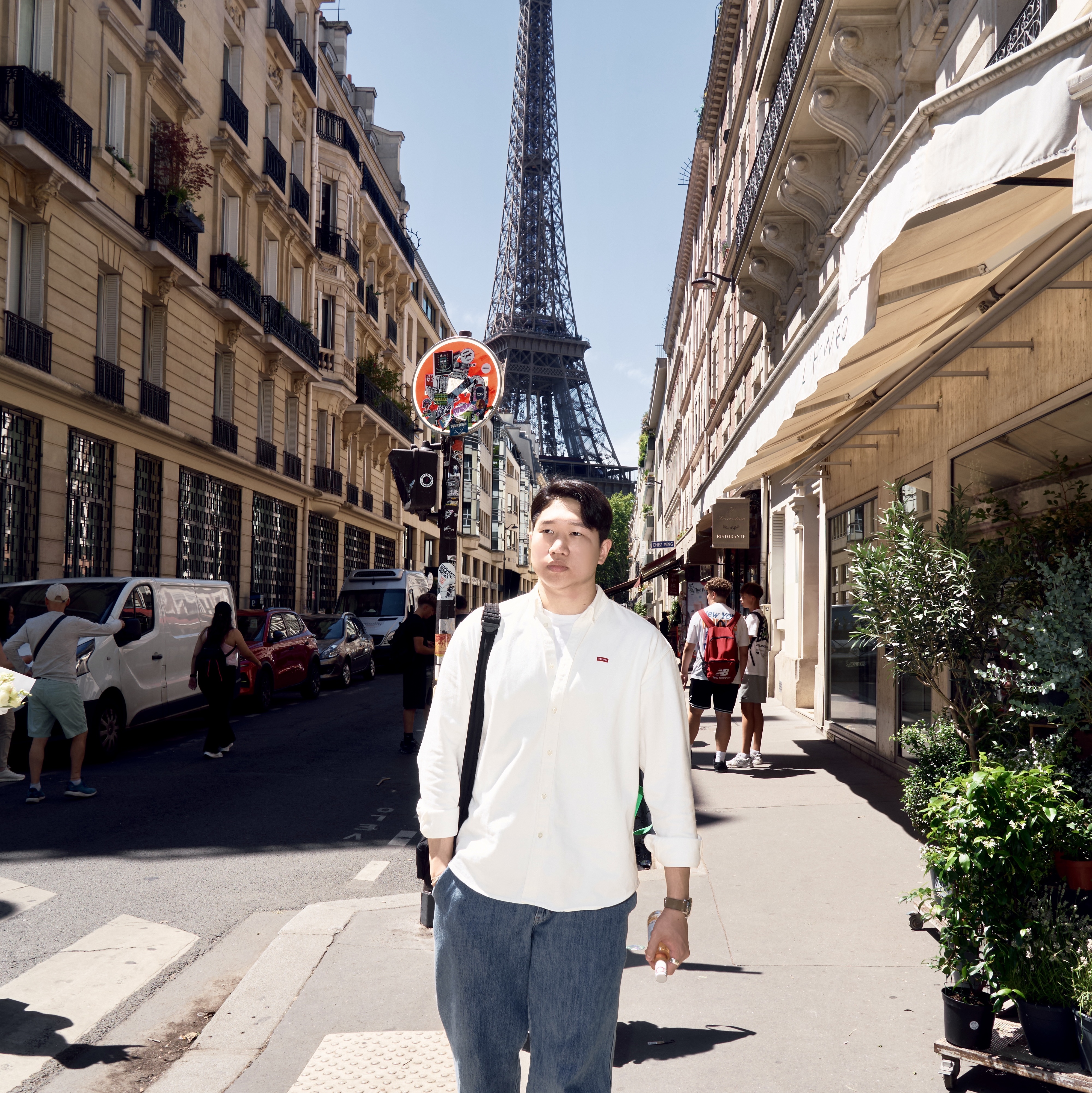 Supreme Small Box Shirt White Denim - 24FW, Autry Medalist Low Goatskin Sneakers White 착용 스타일 - 3