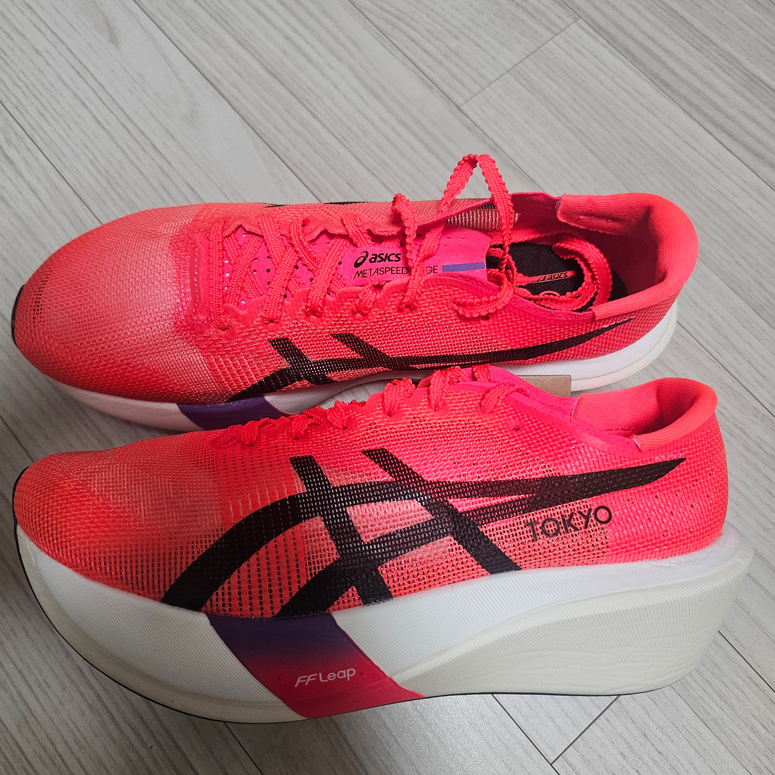 Asics Metaspeed Edge Paris Safety Yellow Black, Asics Metaspeed Edge Tokyo Flash Red Black 착용 스타일 - 2