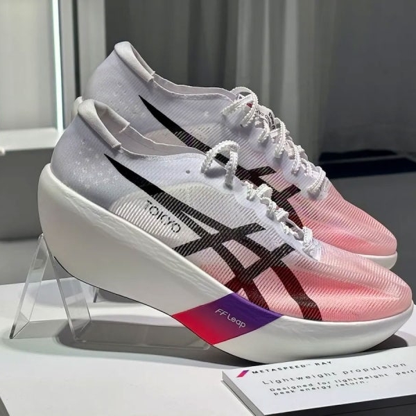 Asics Metaspeed Ray Tokyo White Flash Red 착용 스타일
