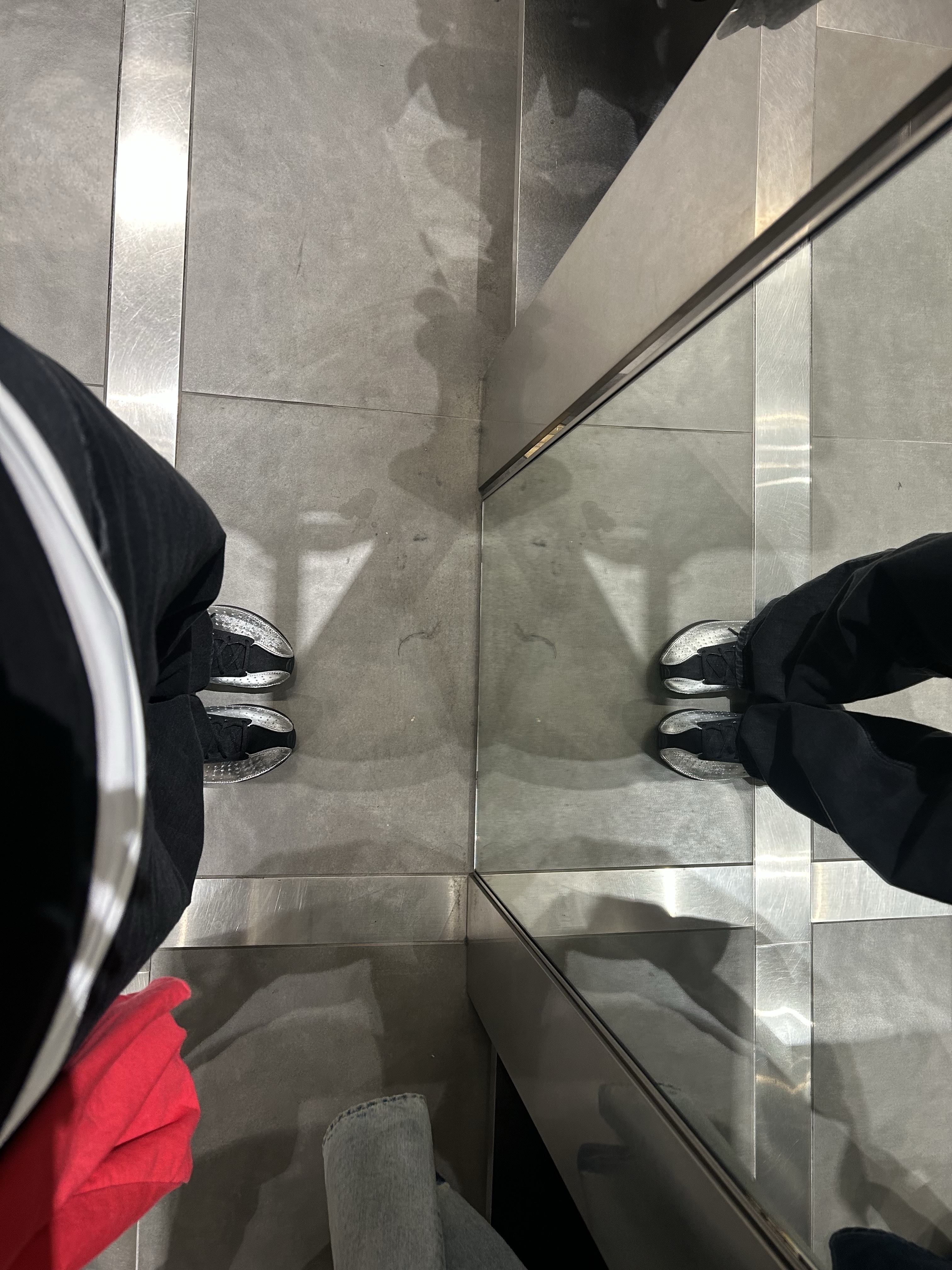 (W) Nike Air Superfly Metallic Silver and Black 착용 스타일 - 2