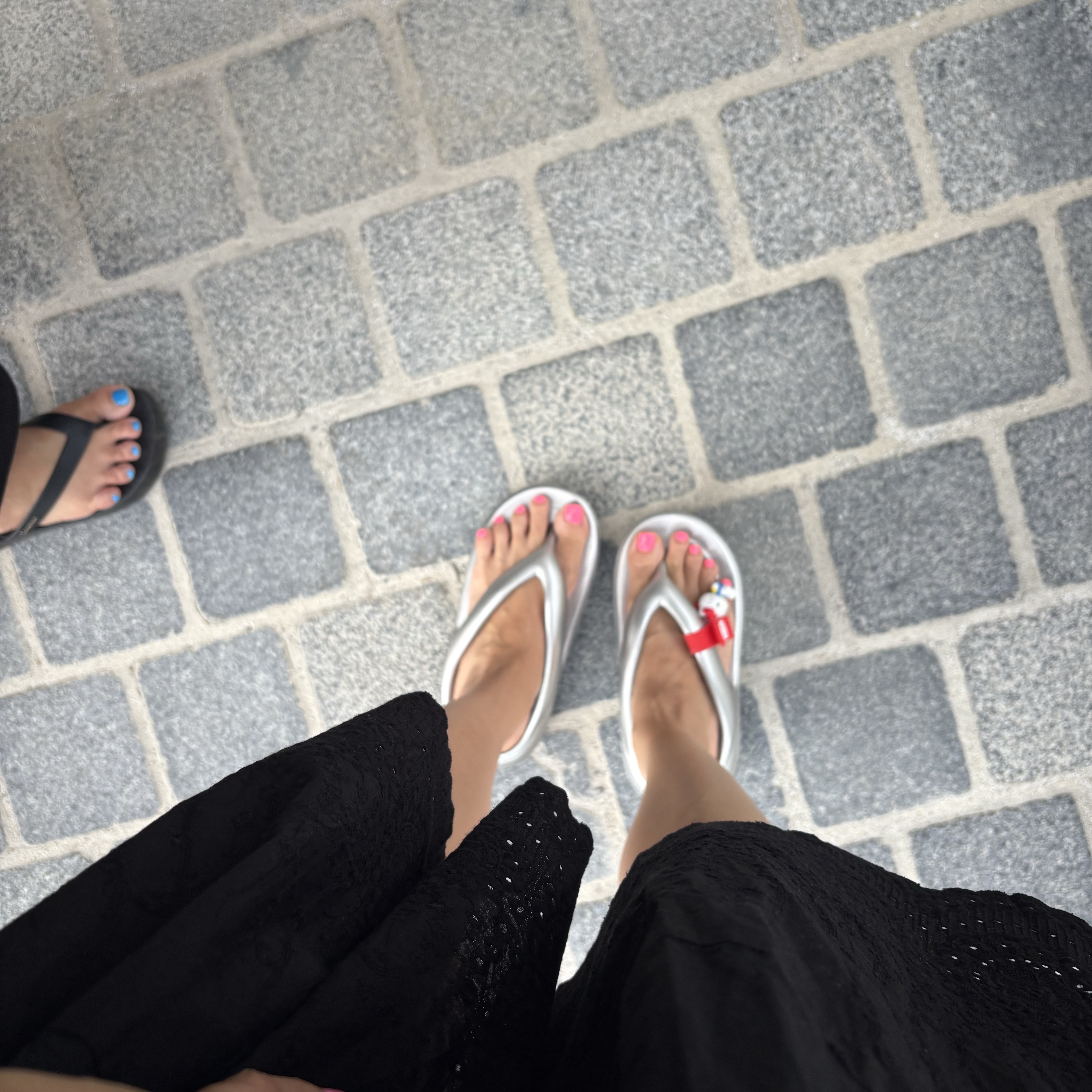 (W) Taw&Toe x Sanrio Flip Flop Zerovity Plumpy Hello Kitty Charm Tag Set Silver 착용 스타일