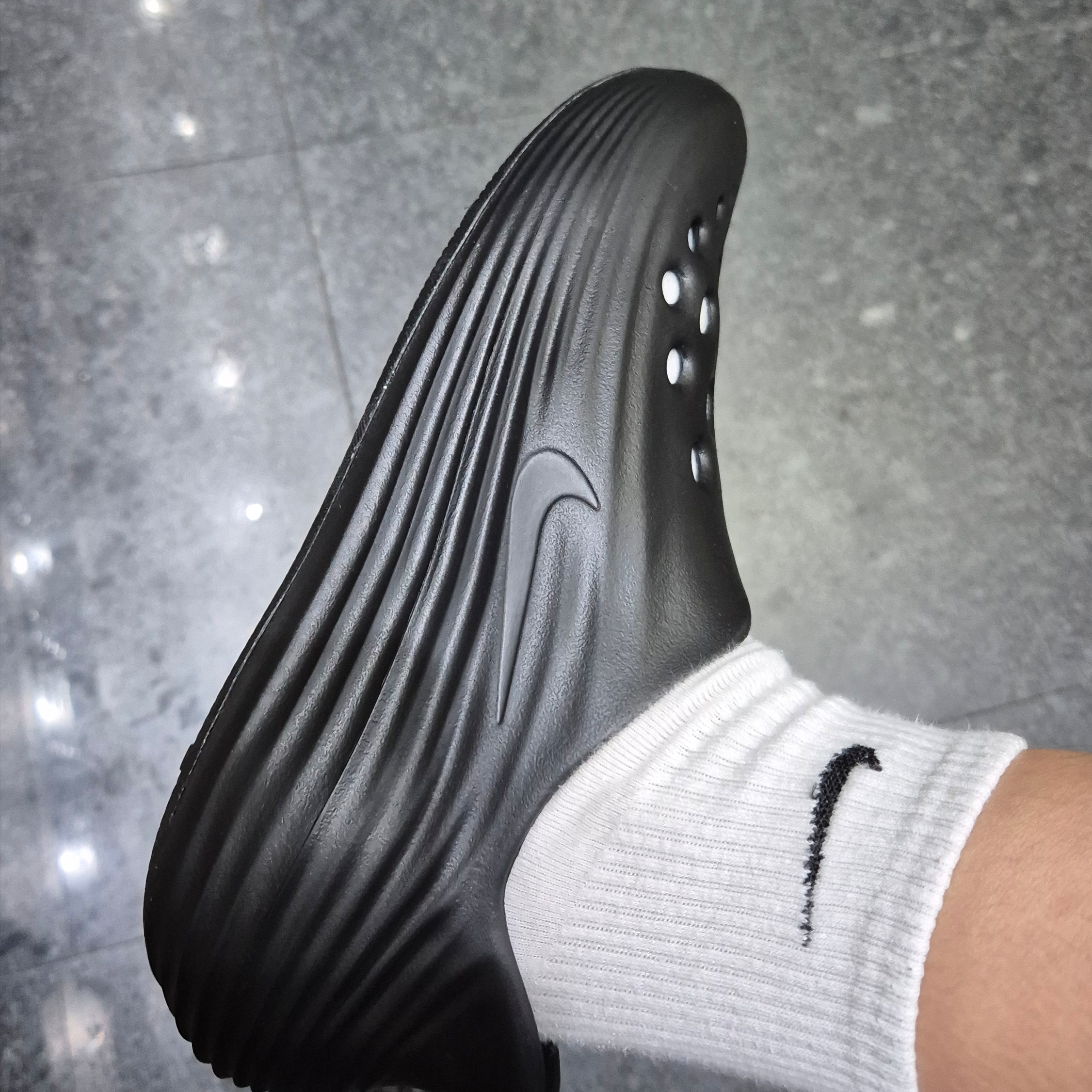 Nike ReactX Rejuven8 Triple Black 착용 스타일