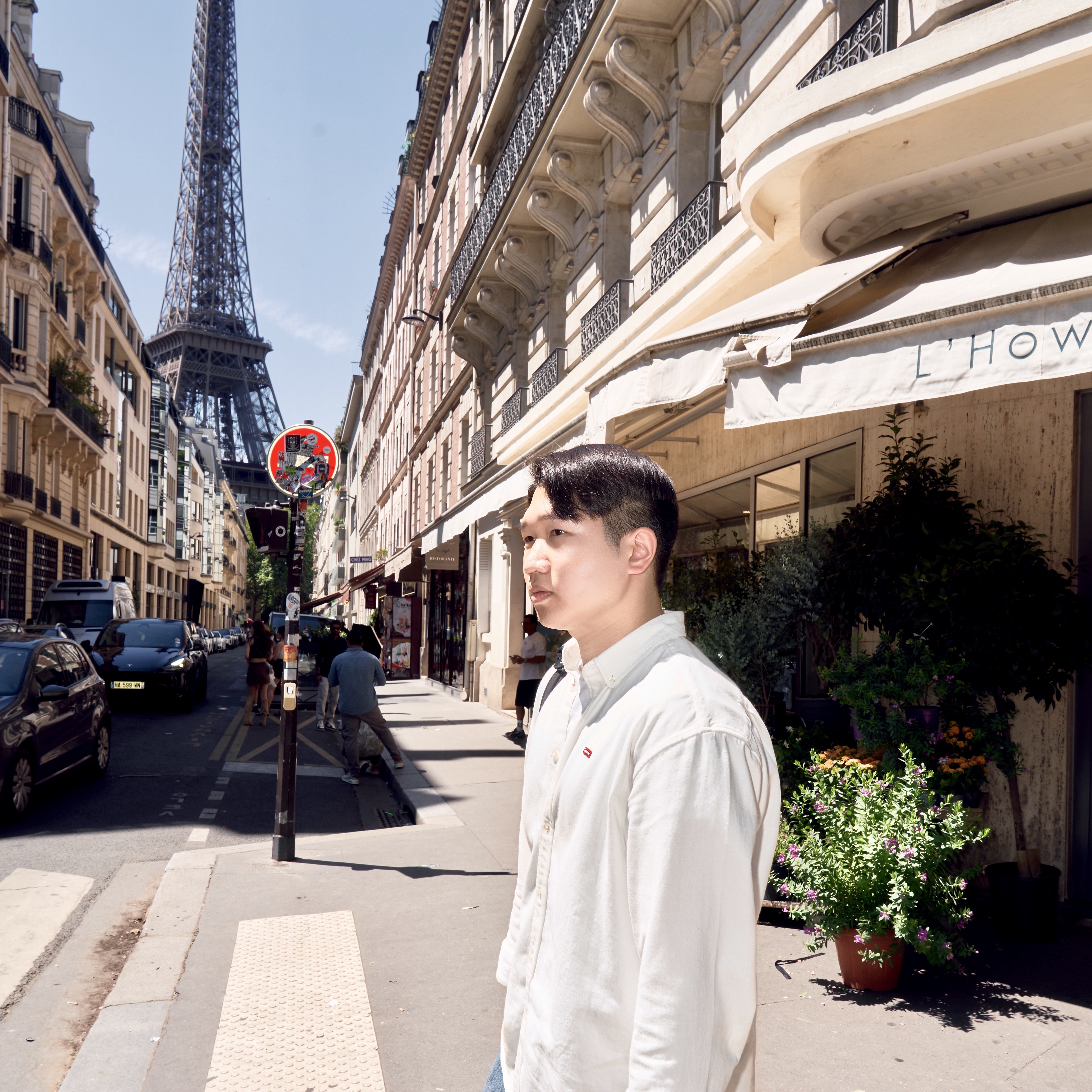 Supreme Small Box Shirt White Denim - 24FW, Autry Medalist Low Goatskin Sneakers White 착용 스타일 - 2