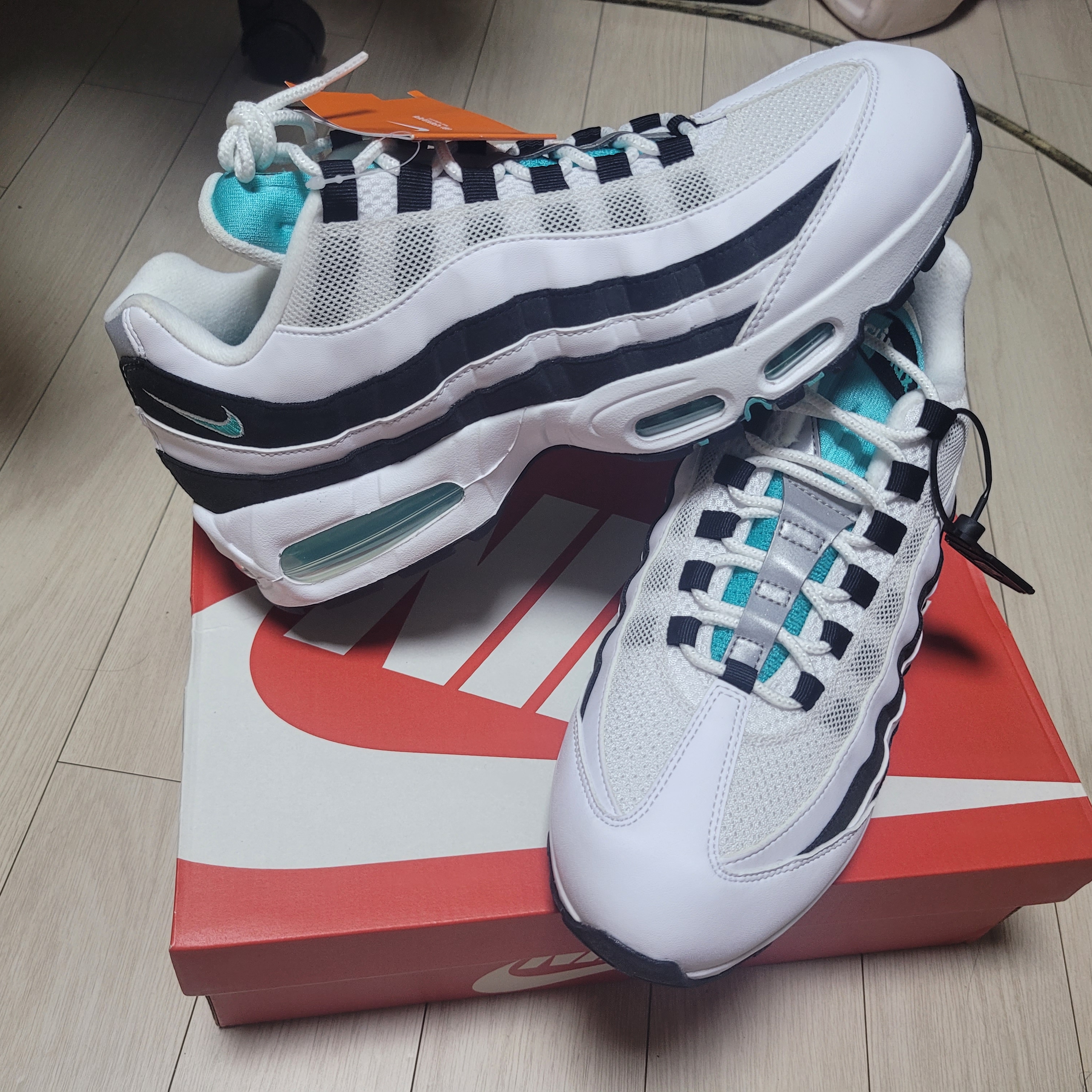 Nike Air Max 95 OG White and Black 착용 스타일 - 5