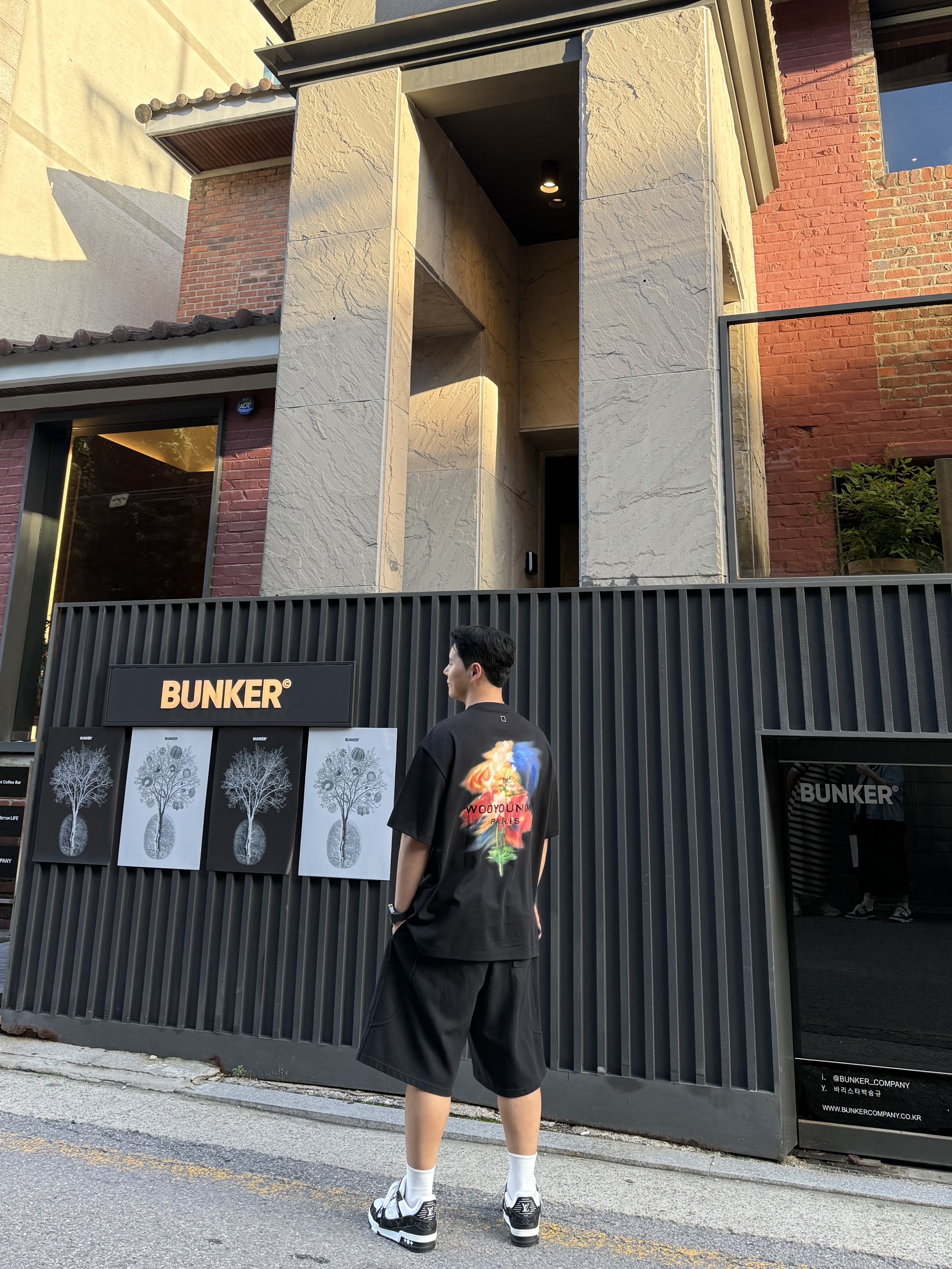 Wooyoungmi Swaying Flower Back Logo T-Shirts Black - 24FW 착용 스타일