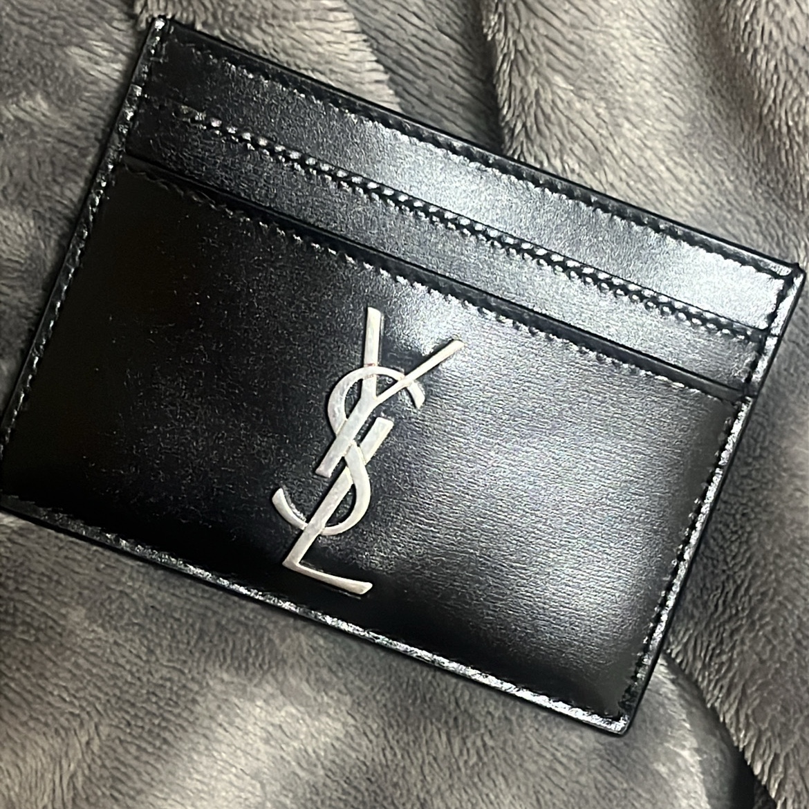 Saint Laurent Monogram Card Case in Smooth Leather Black 착용 스타일