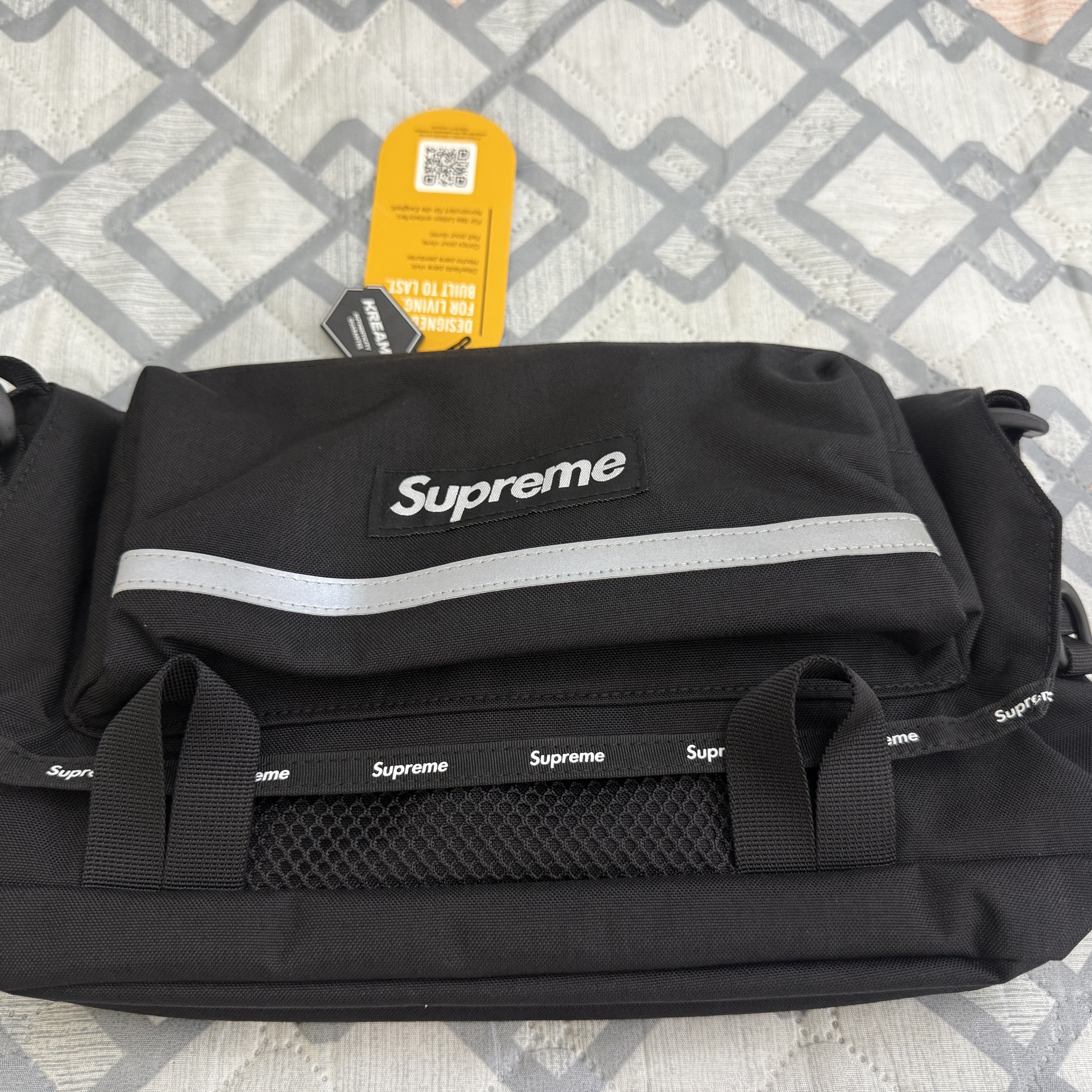 Supreme Messenger Bag Black - 24FW 착용 스타일