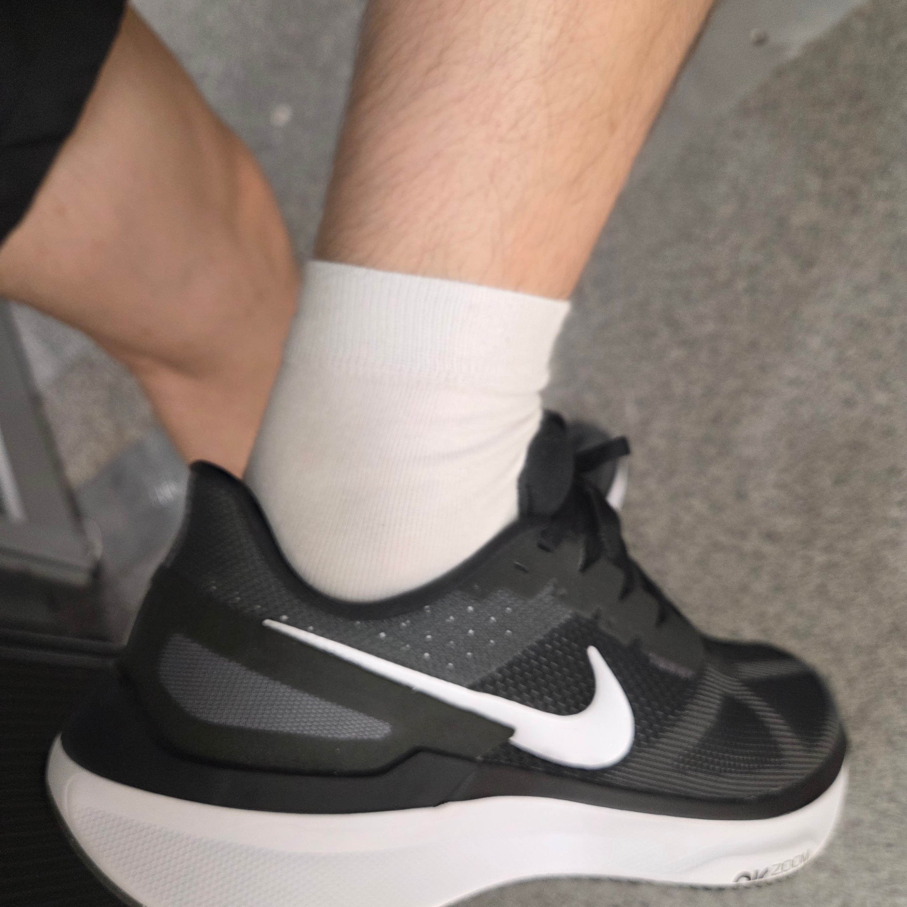 Nike Structure 25 Black Iron Grey 착용 스타일 - 2