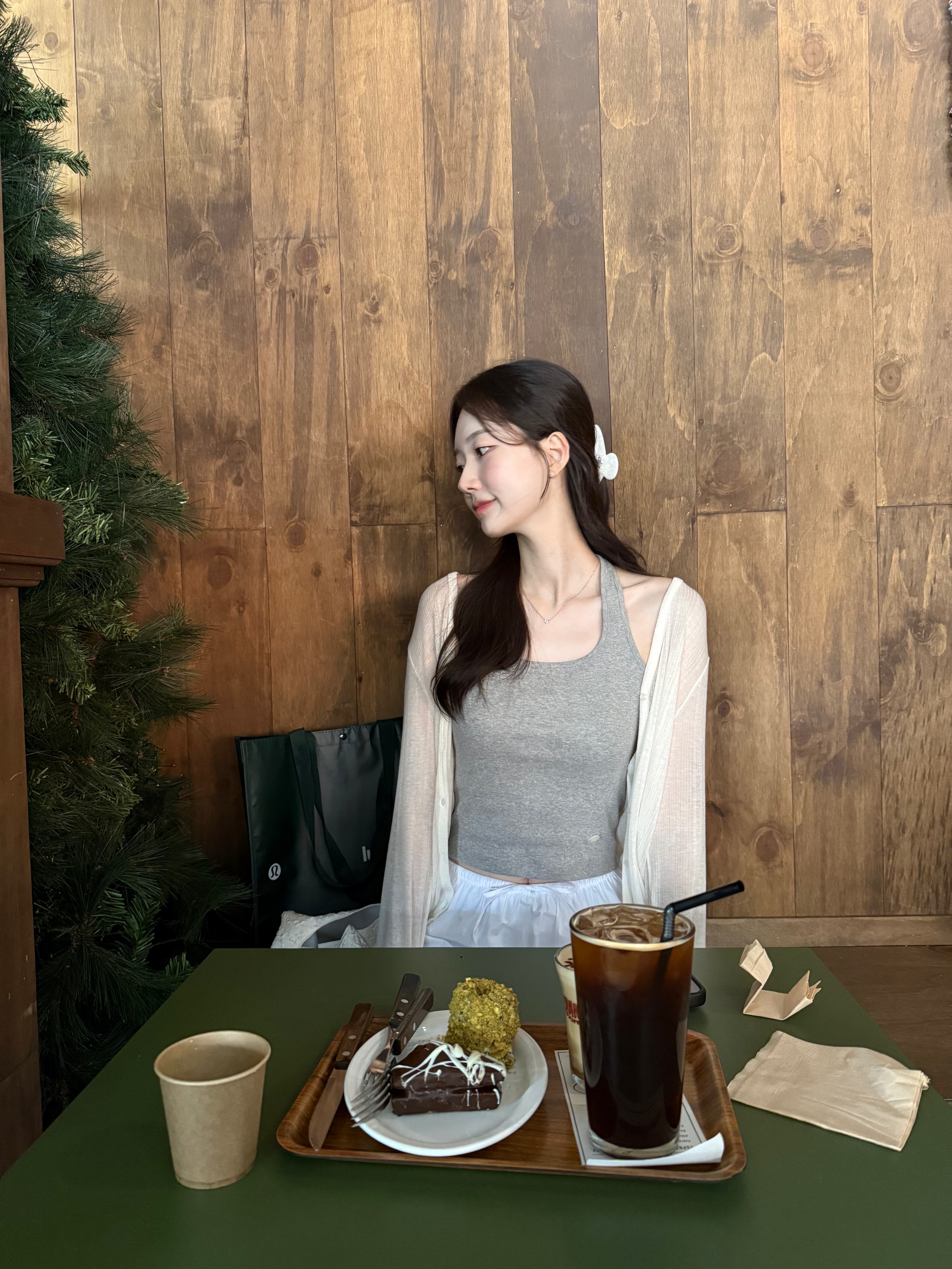 (W) Alo Yoga 90's Claw Clip White Pearl 착용 스타일 - 2