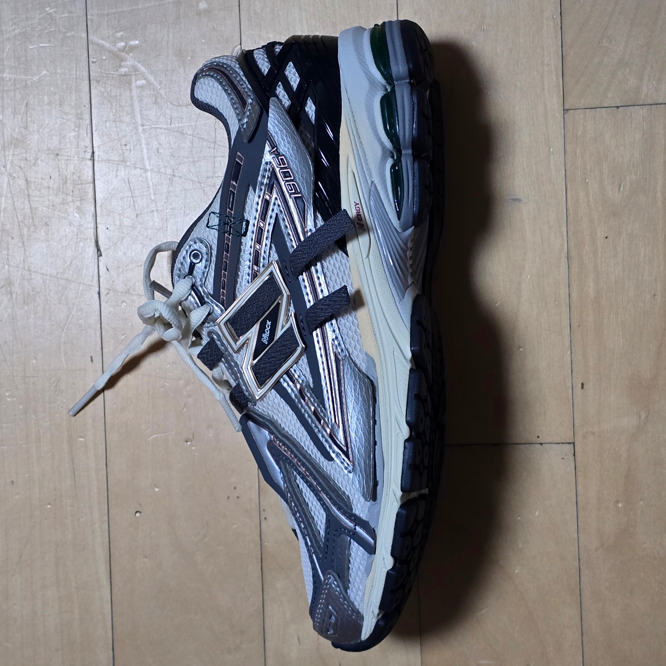 New Balance 1906A Silver Metallic Castlerock 착용 스타일 - 2