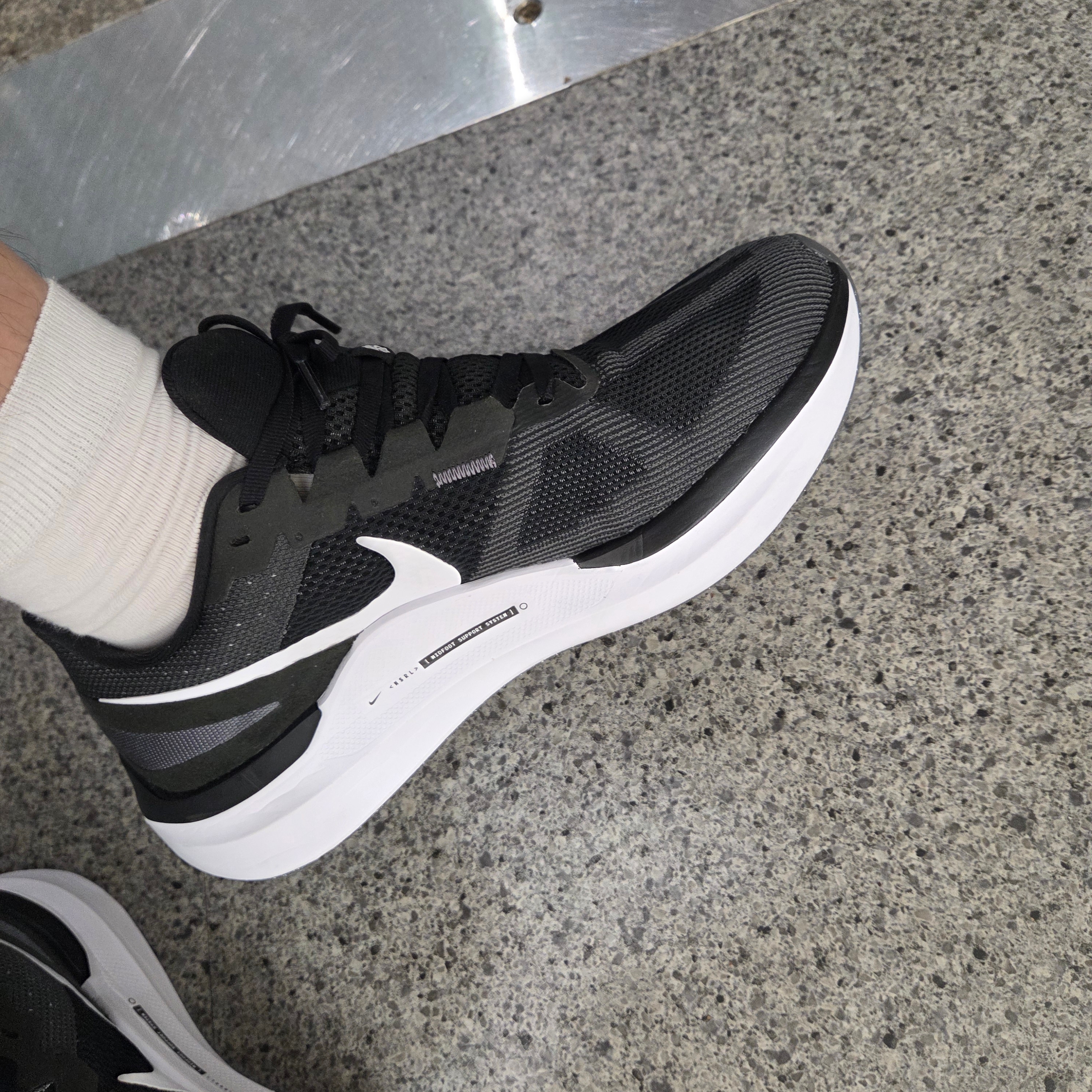 Nike Structure 25 Black Iron Grey 착용 스타일 - 1