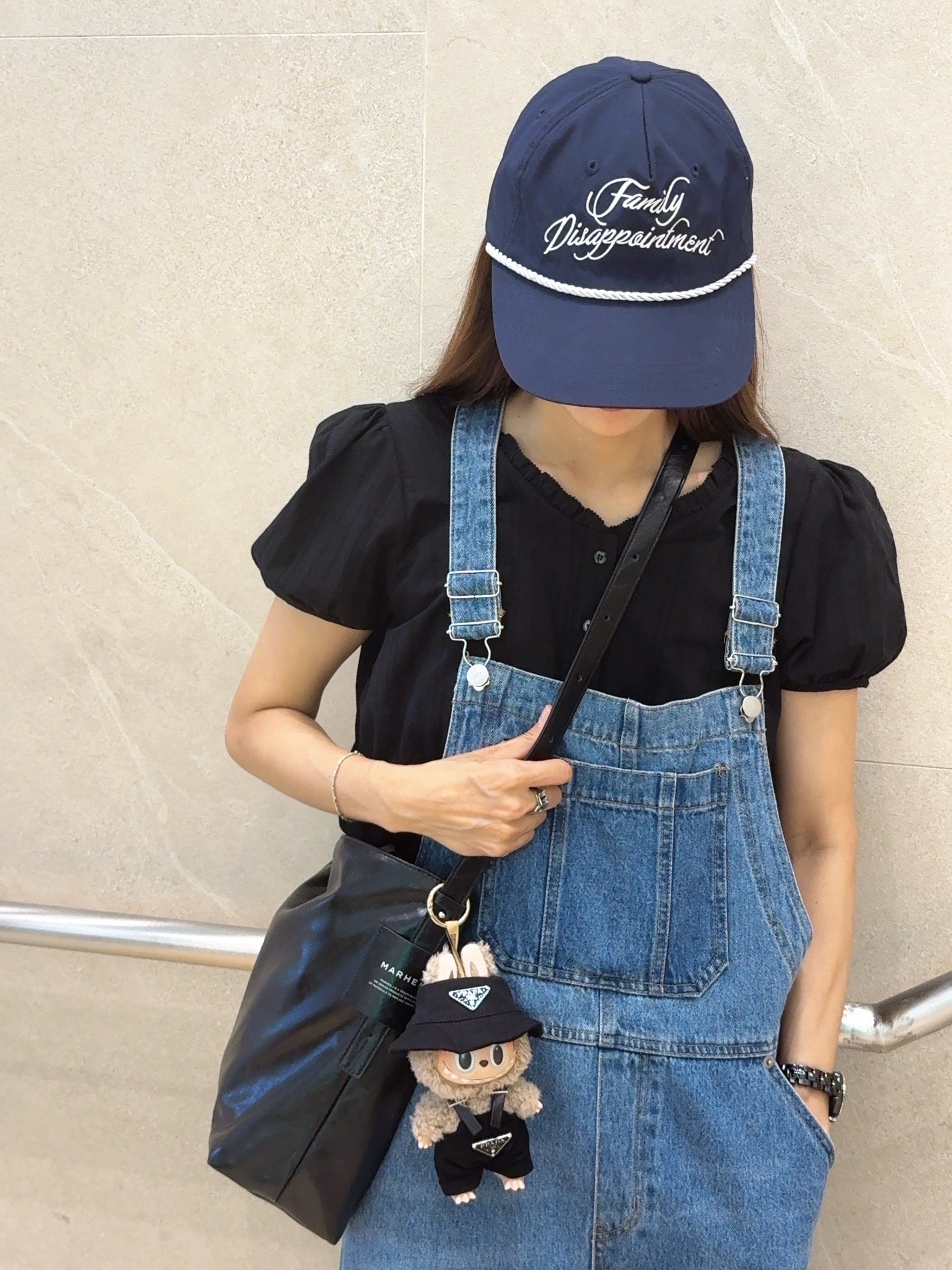 Pop Mart Labubu The Monsters Labubu Tasty Macarons Series Toffe Keyring, Chanel J12 Watch 33mm Quartz Black 착용 스타일 - 1