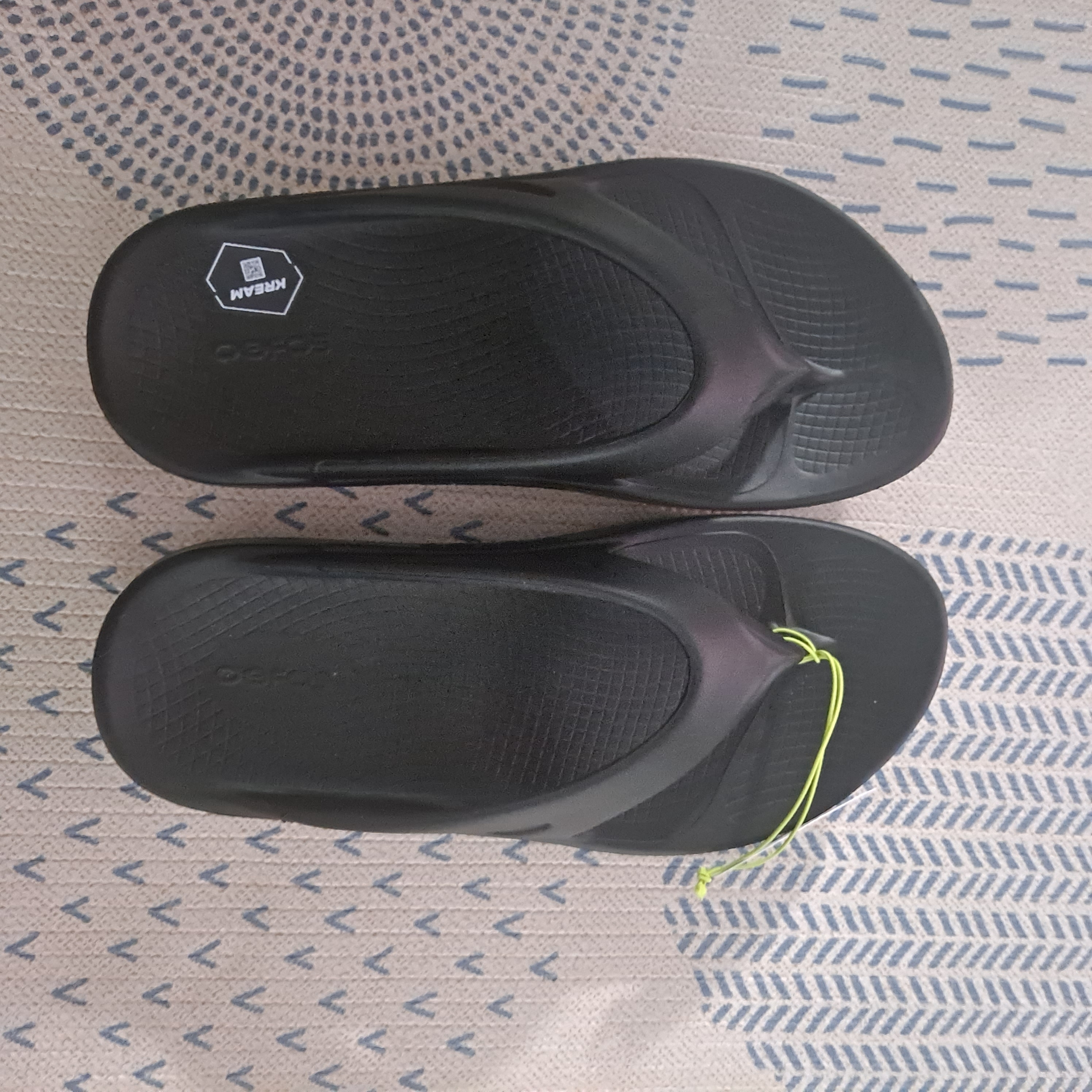 Oofos OOriginal Black 착용 스타일