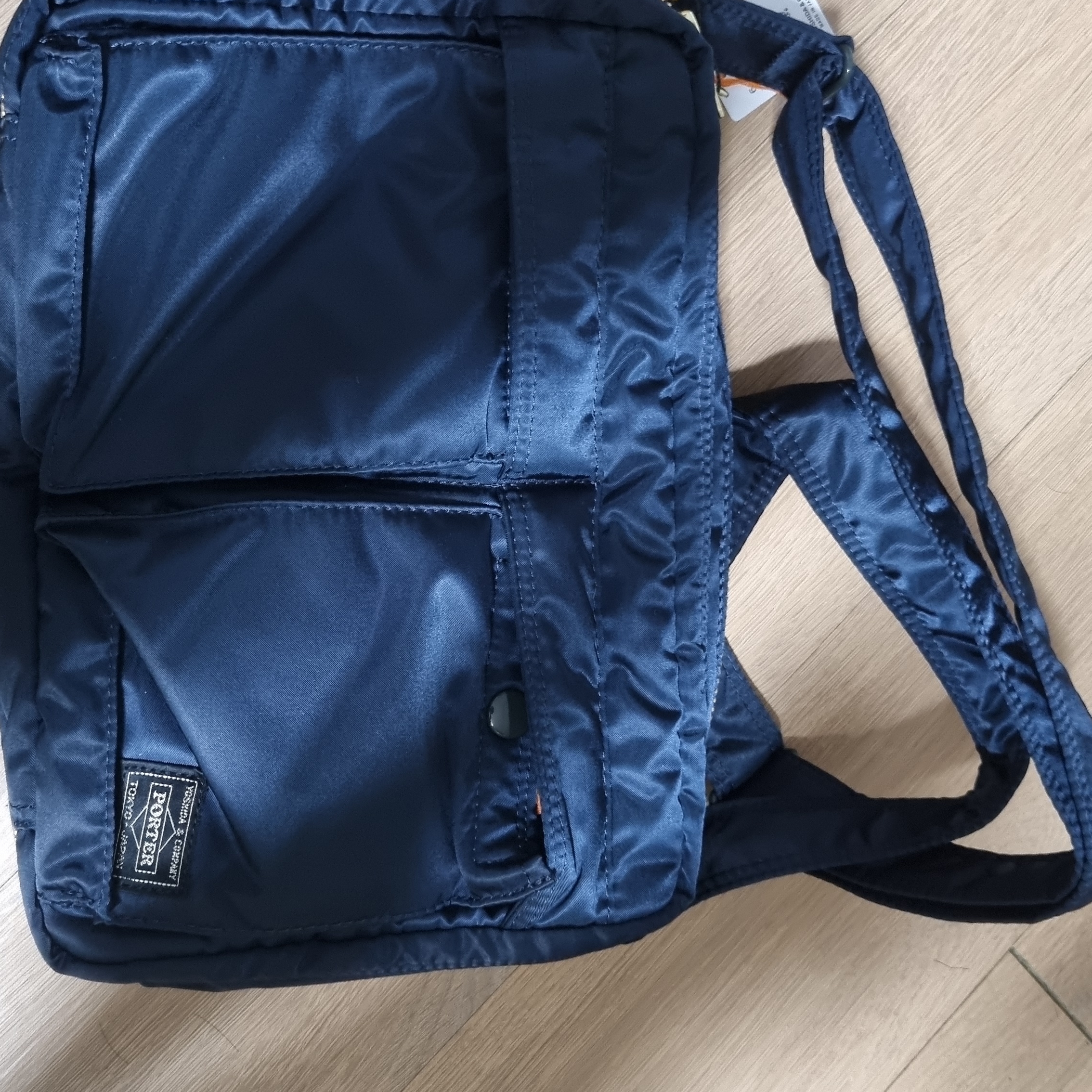 Porter Tanker Shoulder Bag L Iron Blue 착용 스타일