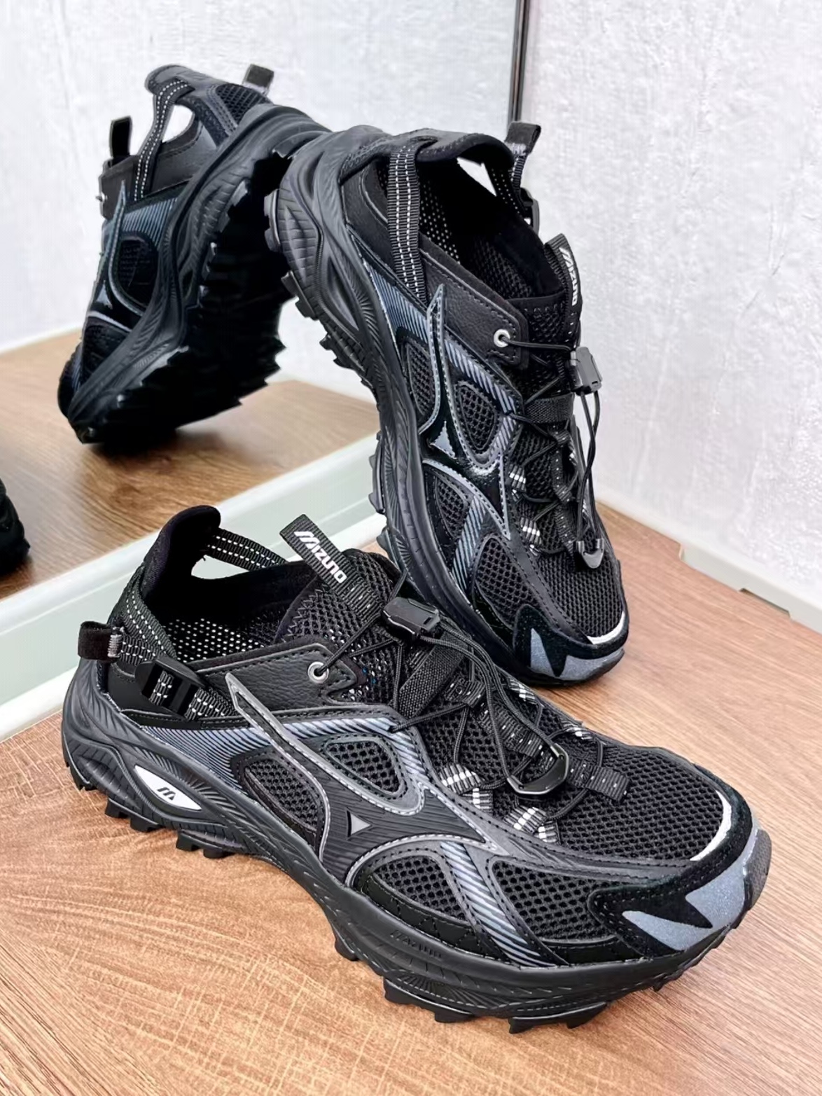 Asics Gel-Sonoma 15-50 Black, Mizuno Racer Trail SE Black 착용 스타일 - 2