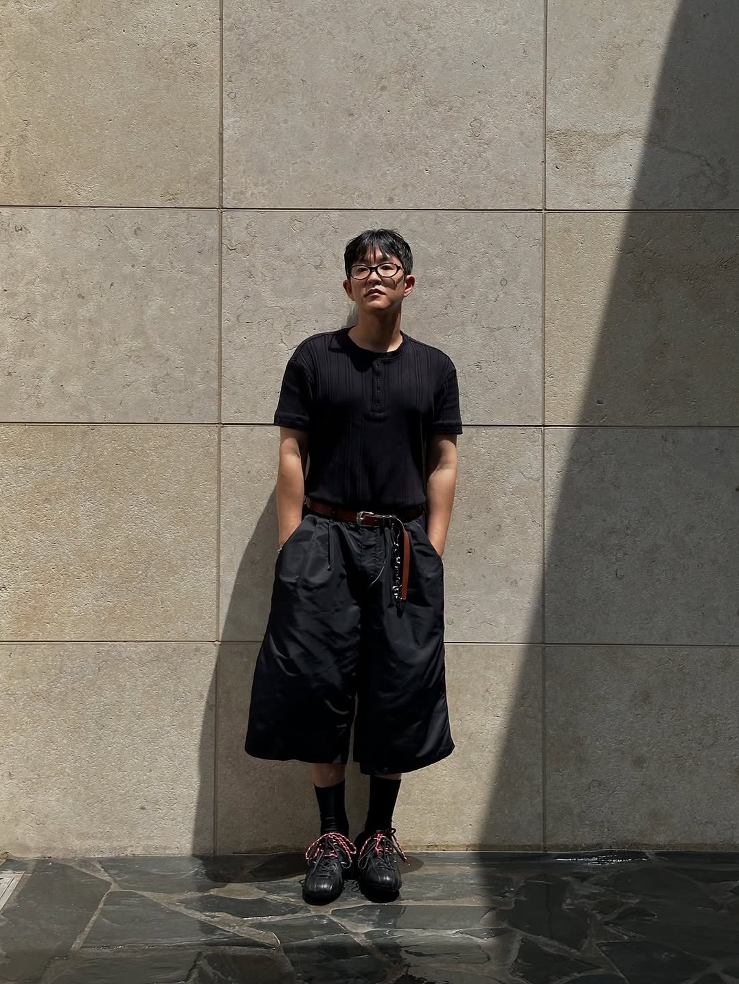 SOULESURES BOLD Kyle, MJD x Koin Seoul Two Tuck Re-Nylon Wide Carpenter Bermuda Pants Black 착용 스타일 - 2