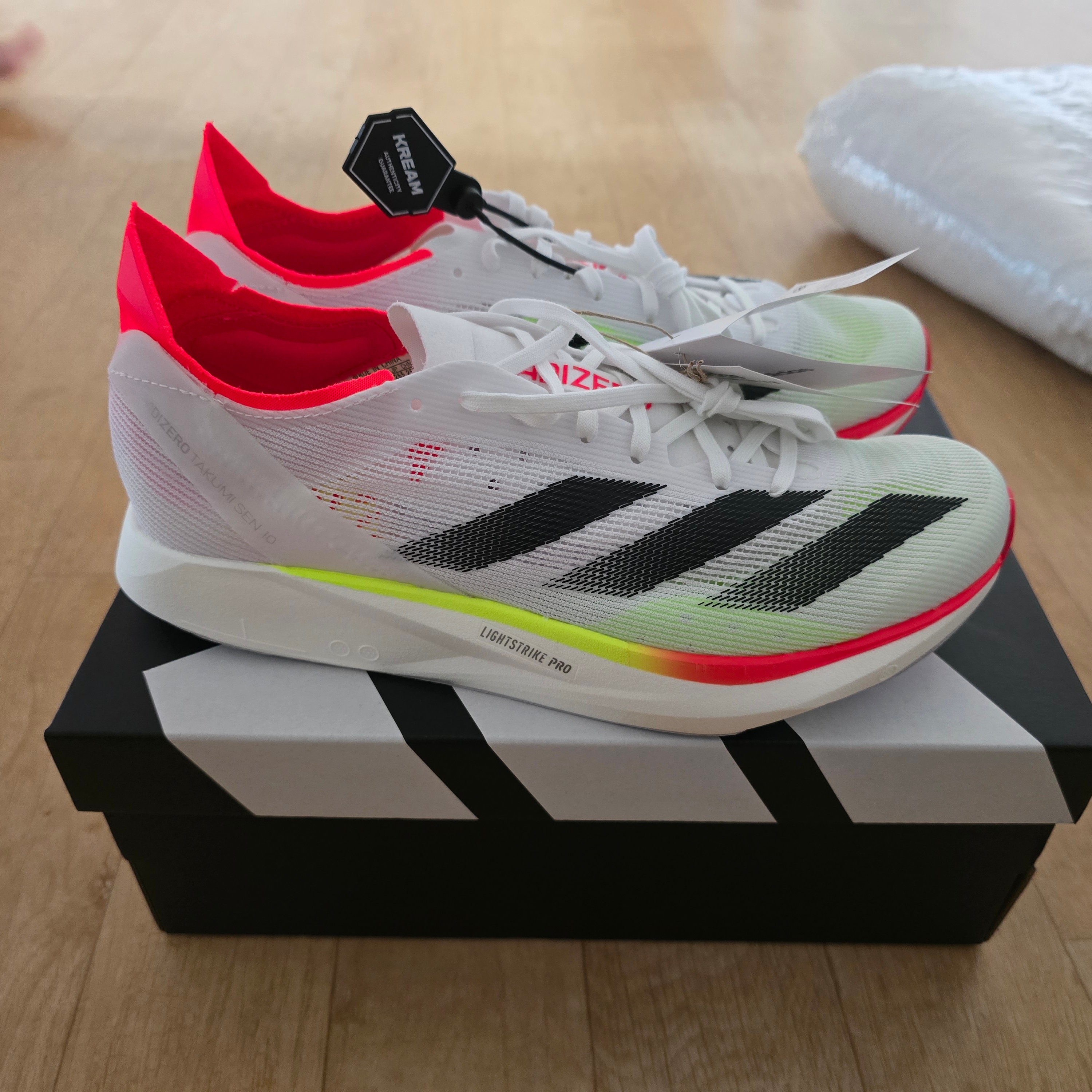 Adidas Adizero Takumi Sen 10 Cloud White Core Black 착용 스타일 - 1