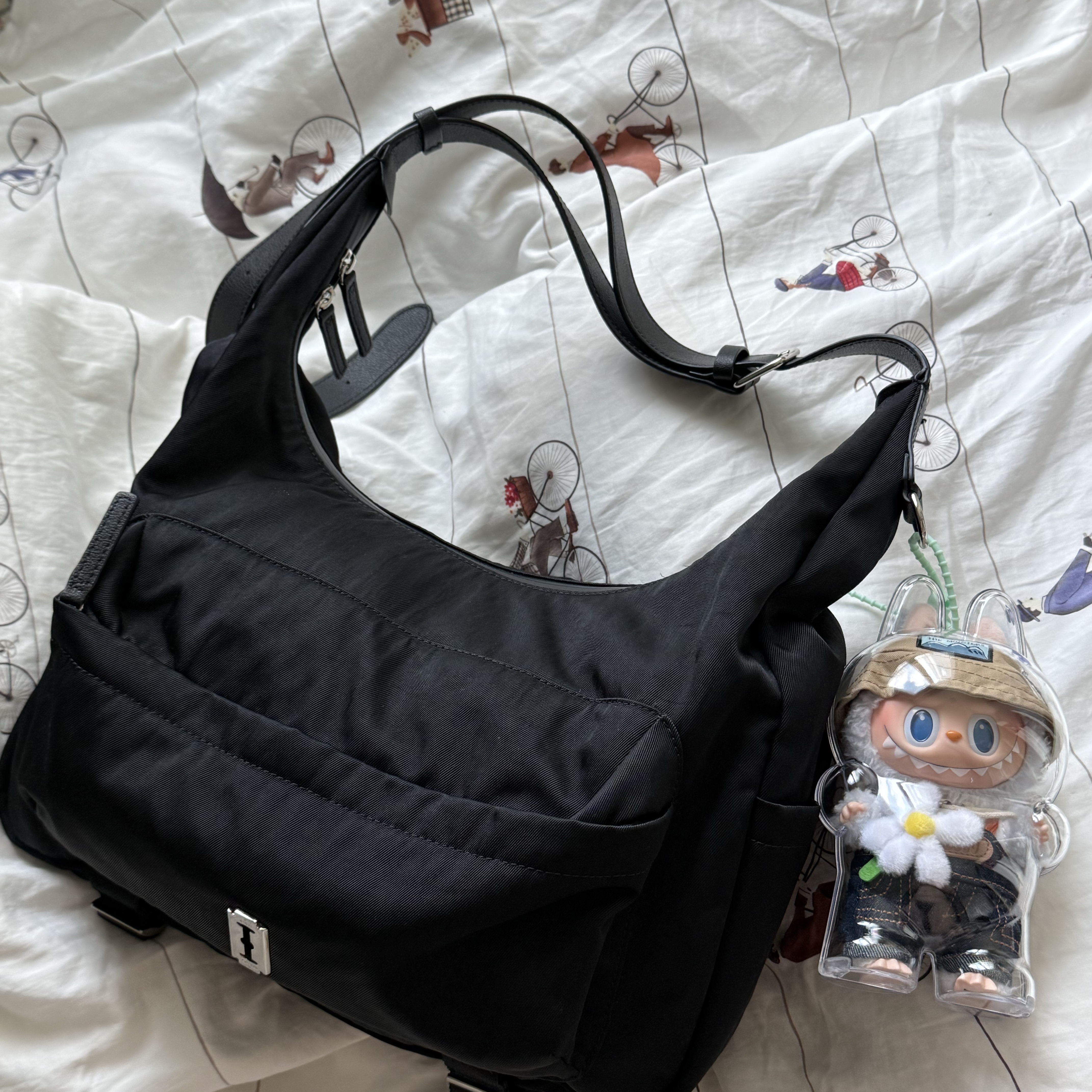 Loewe Anagram Tank Top Black, Pop Mart Fall In Wild Labubu Series Toy Keyring 착용 스타일 - 2