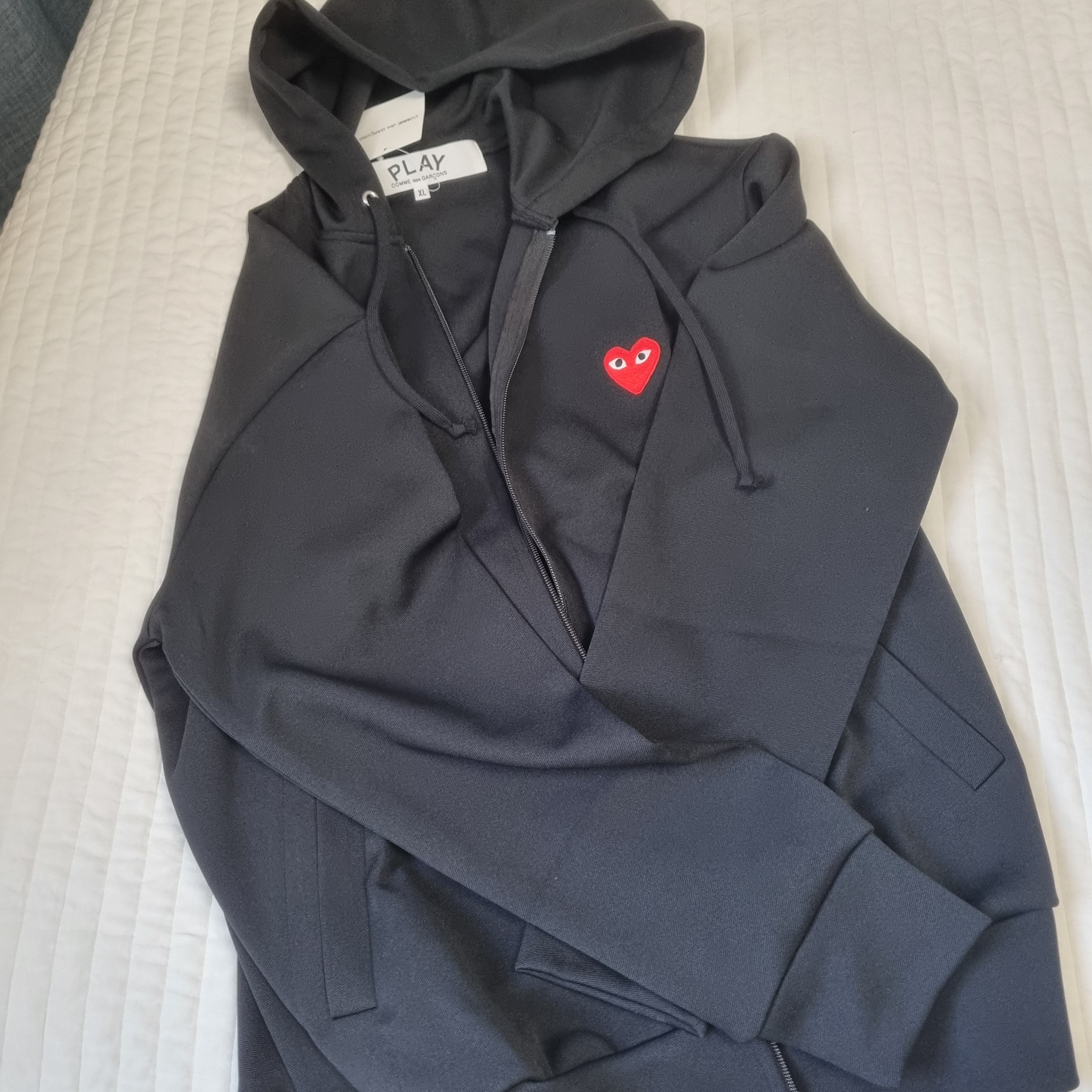 Play Comme des Garcons Red Heart Zip Hooded Sweatshirt Black 착용 스타일 - 2