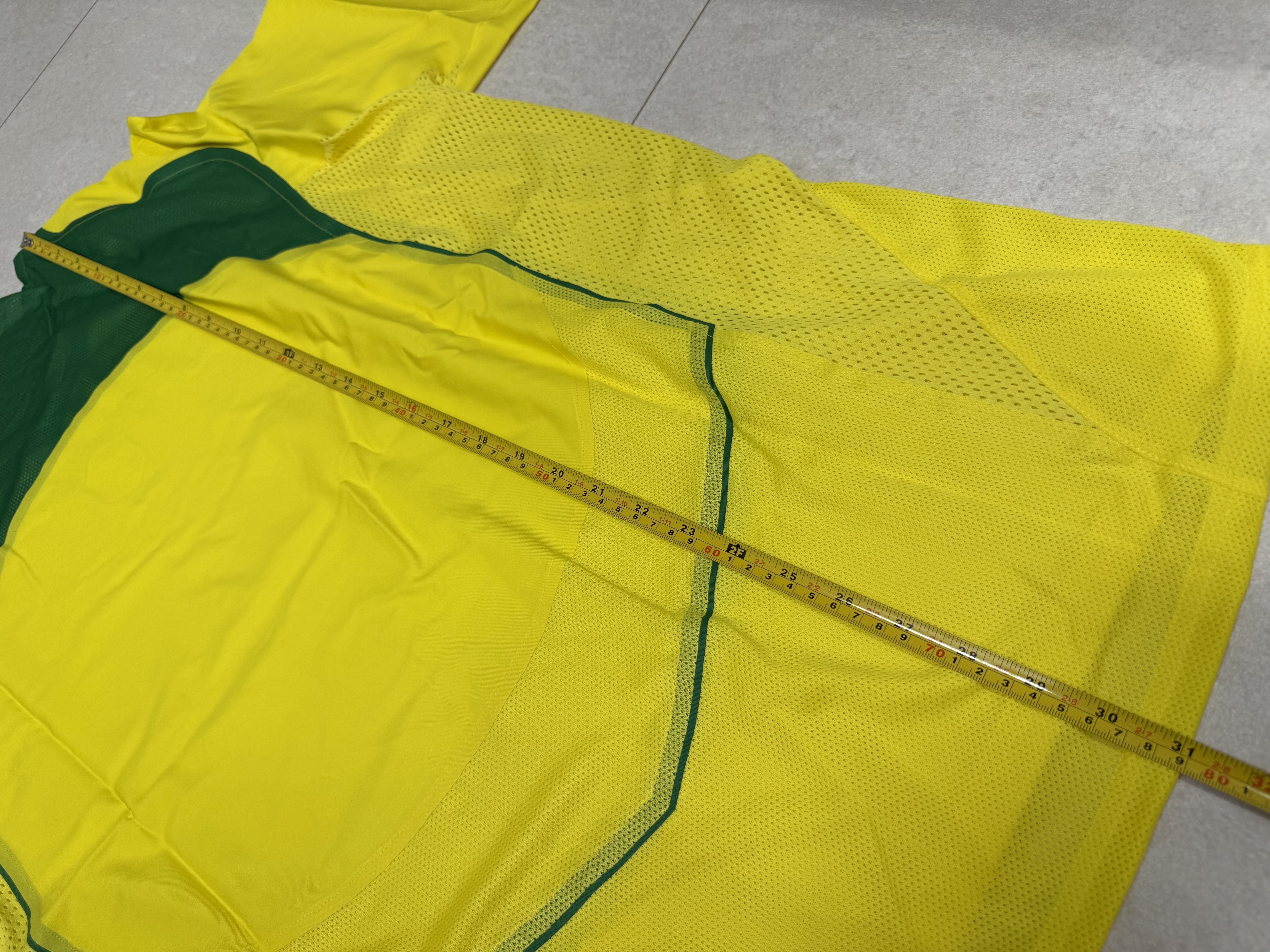 Nike Brazil 2004 Total 90 Reissue Soccer Replica Jersey (Non Marking Ver.) 착용 스타일 - 6