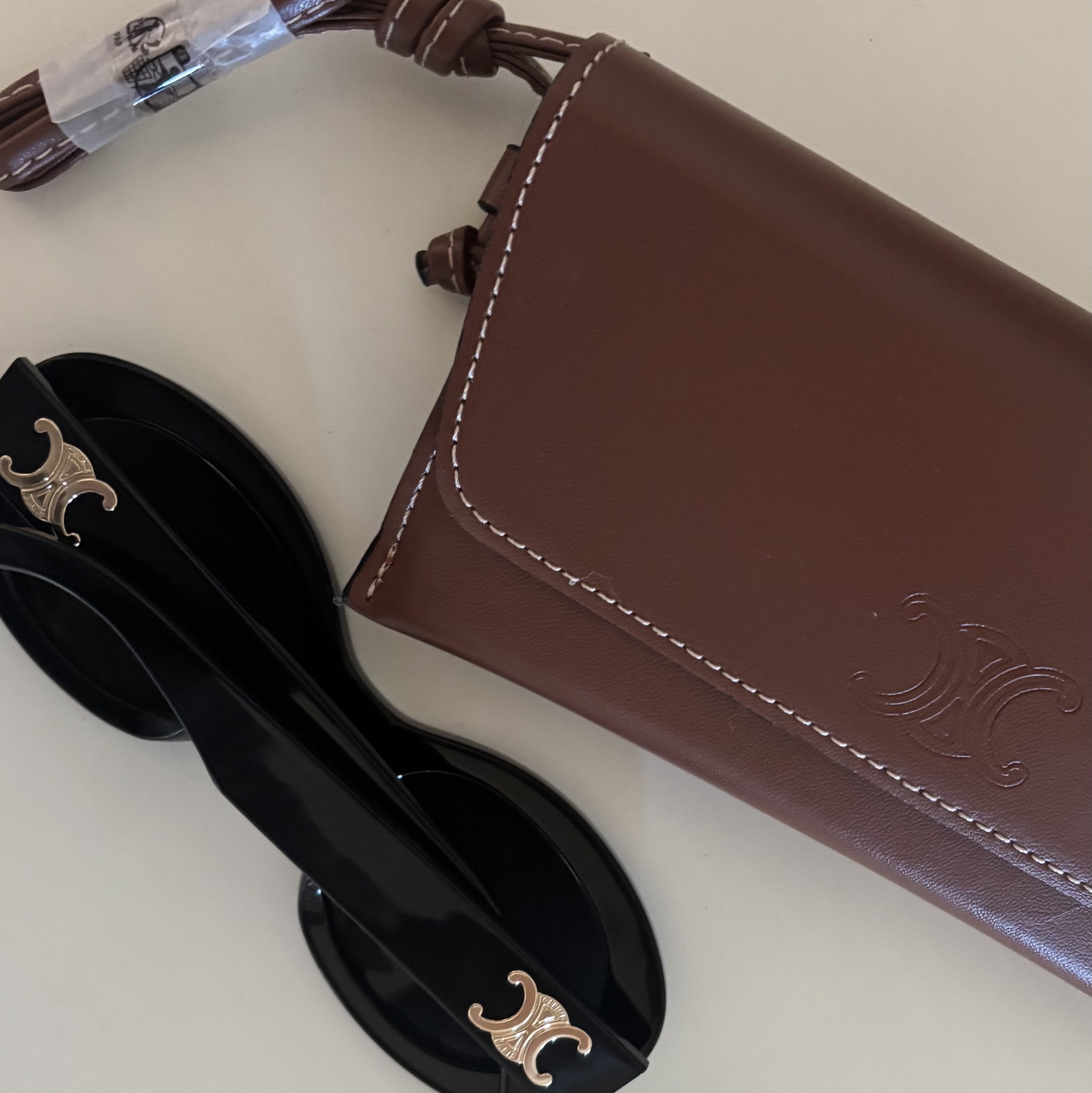 (W) Celine Triomphe 01 Sunglasses in Acetate Black 착용 스타일