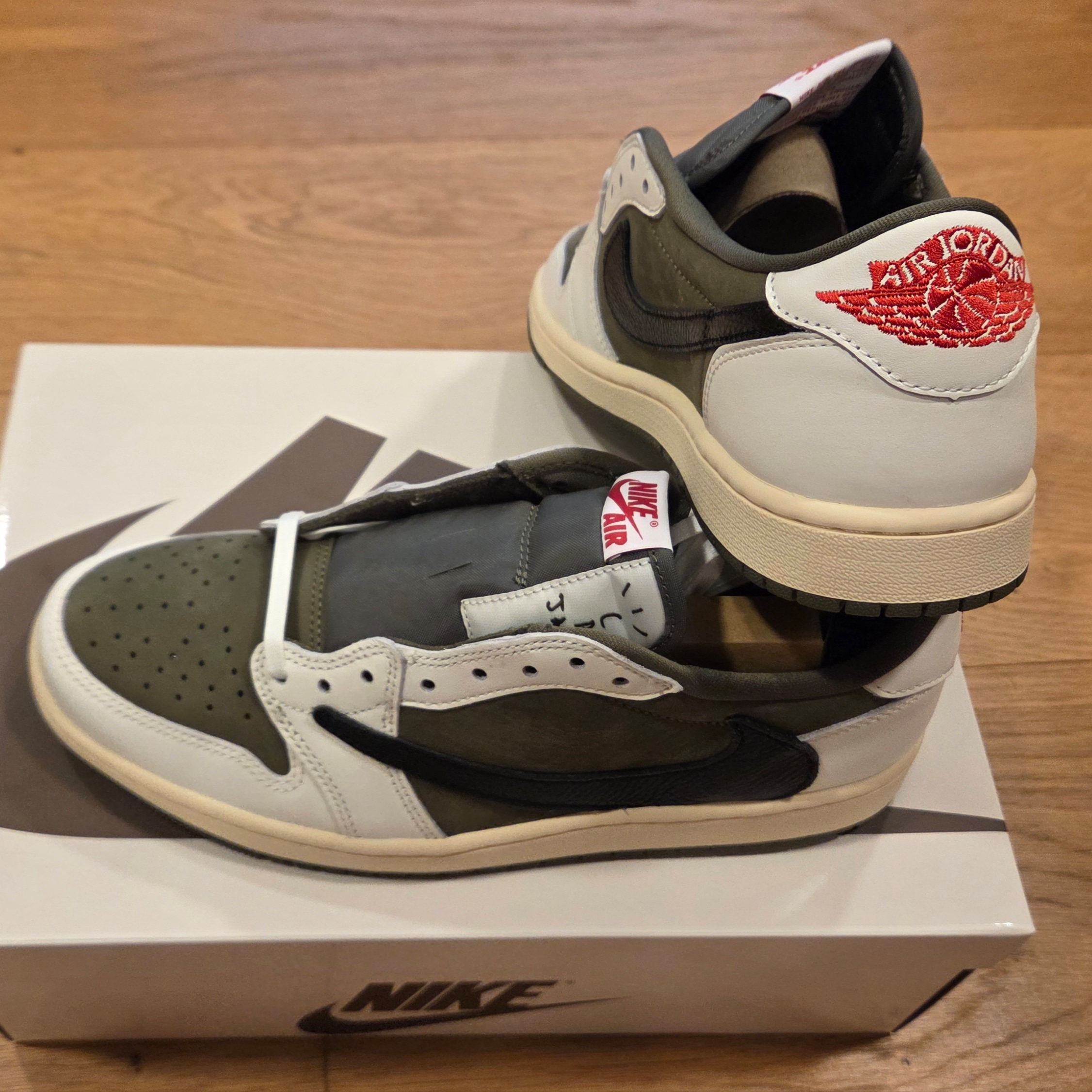 Jordan 1 x Travis Scott Retro Low OG SP Reverse Olive 착용 스타일 - 4