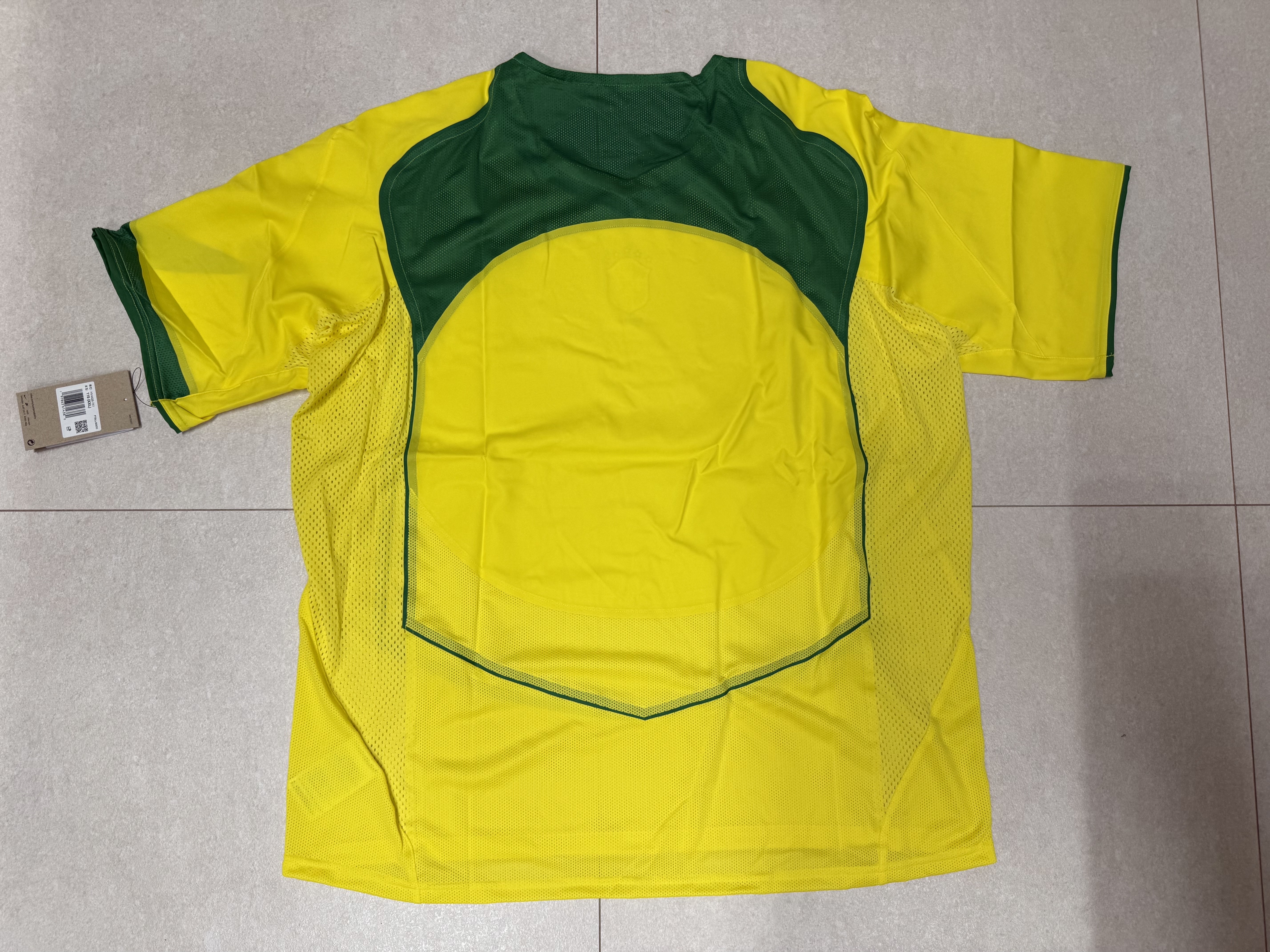 Nike Brazil 2004 Total 90 Reissue Soccer Replica Jersey (Non Marking Ver.) 착용 스타일 - 4