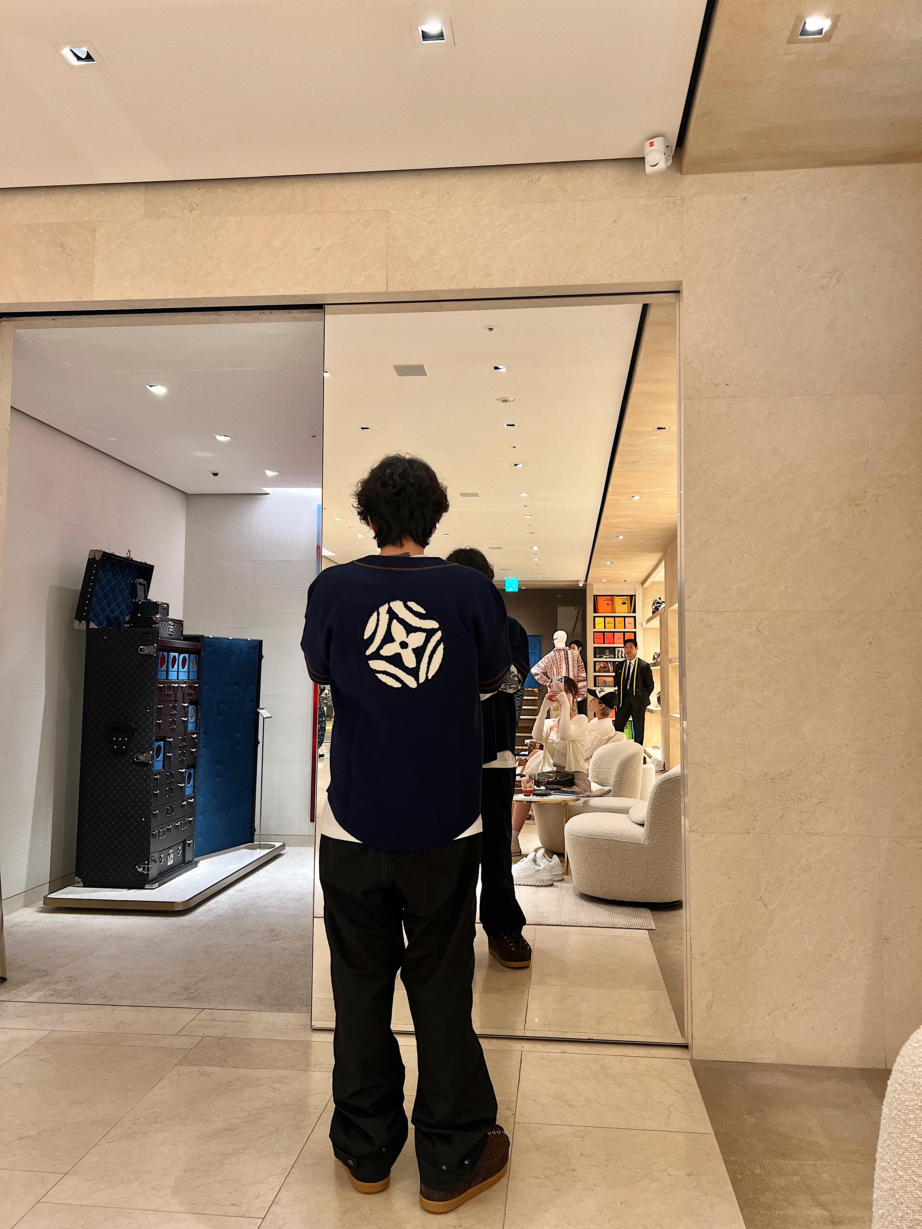 Louis Vuitton Knitted Short Sleeved Baseball Shirt Deep Navy, Chrome Hearts Classic Horseshoe Logo Long Sleeve T-Shirt White 착용 스타일 - 5