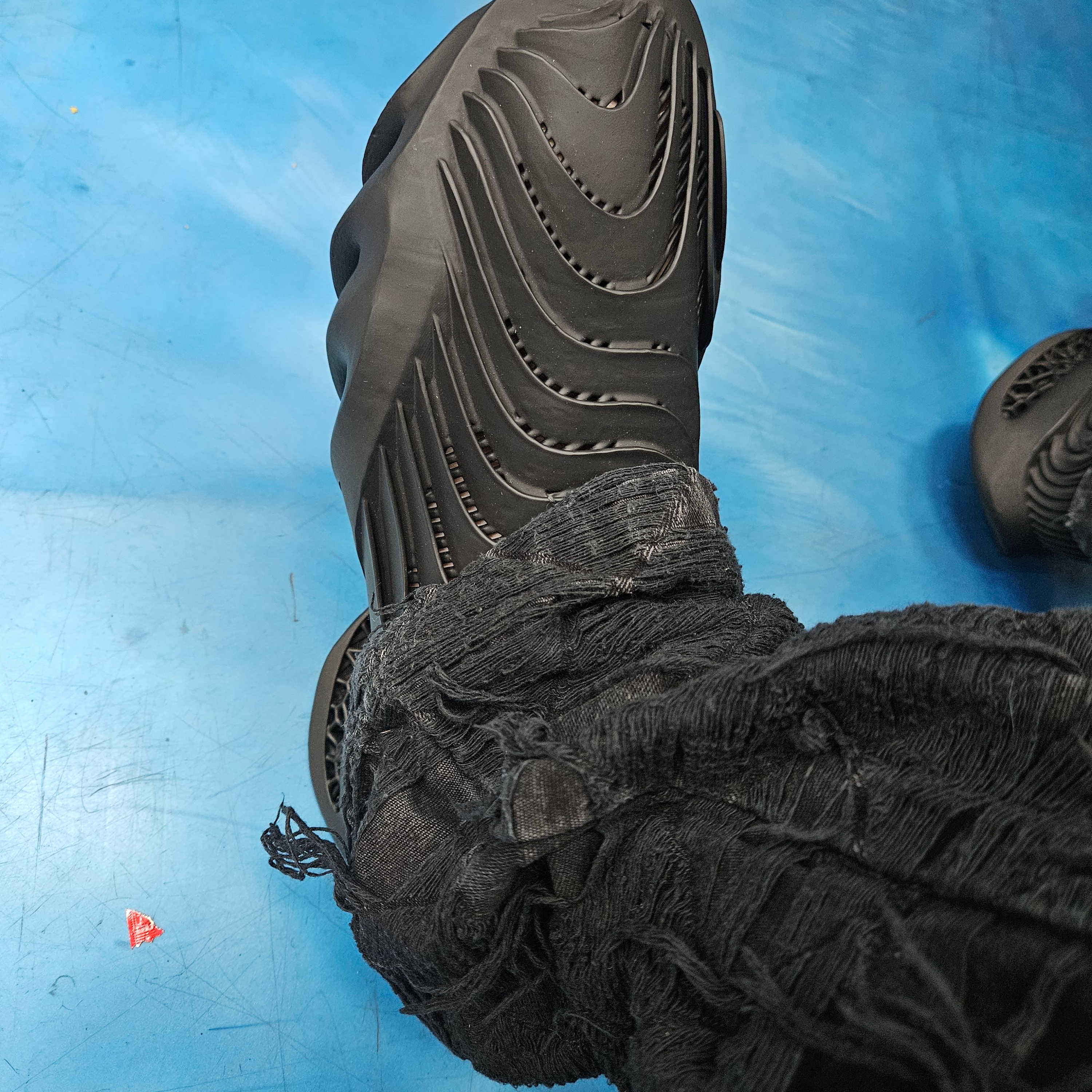 Aliveform Stratum Fang Charcoal - 25SS 착용 스타일 - 3