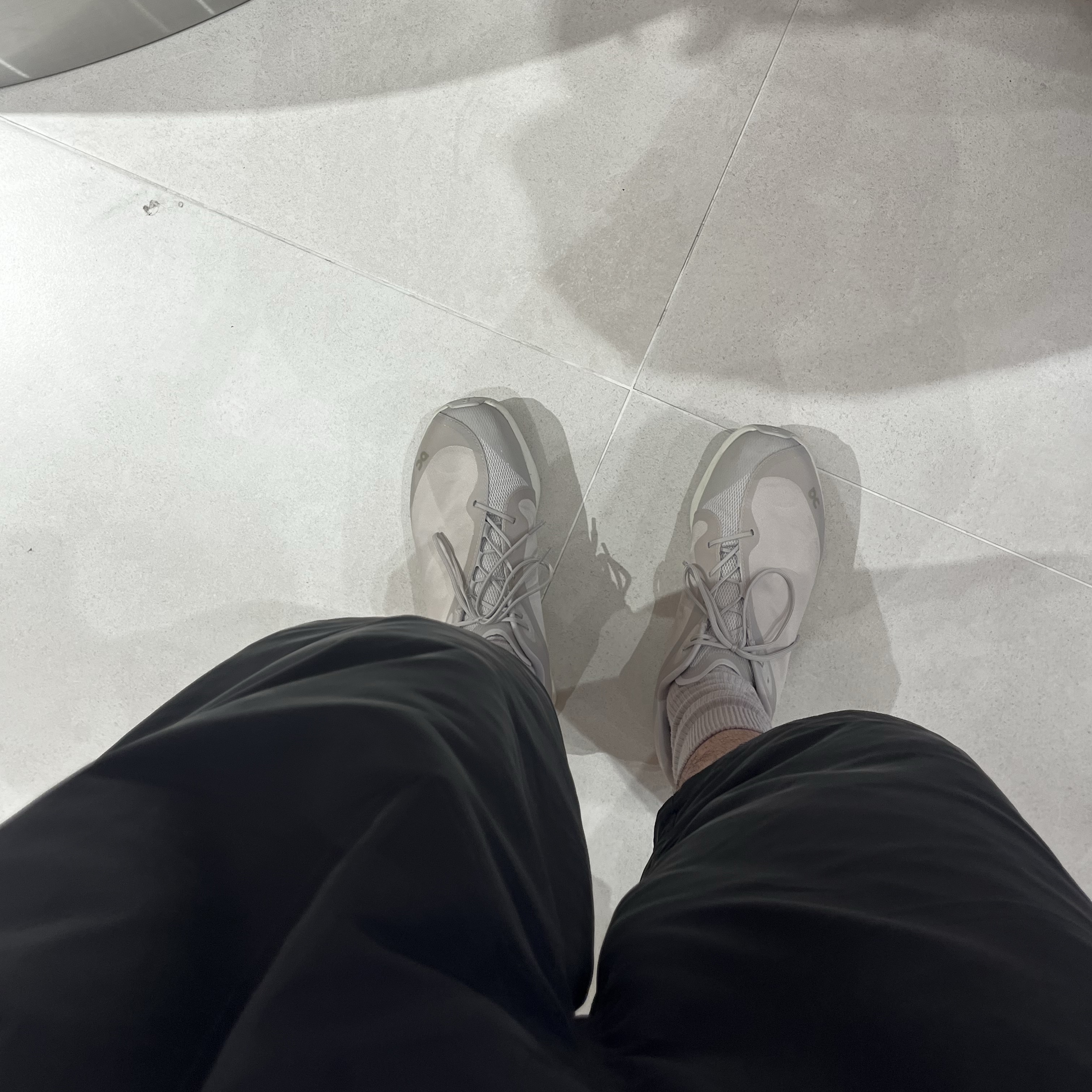 On Running x Post Archive Faction (Paf) Cloudventure Peak Ice Moon, MJD x Koin Seoul Two Tuck Re-Nylon Wide Carpenter Bermuda Pants Black 착용 스타일 - 4