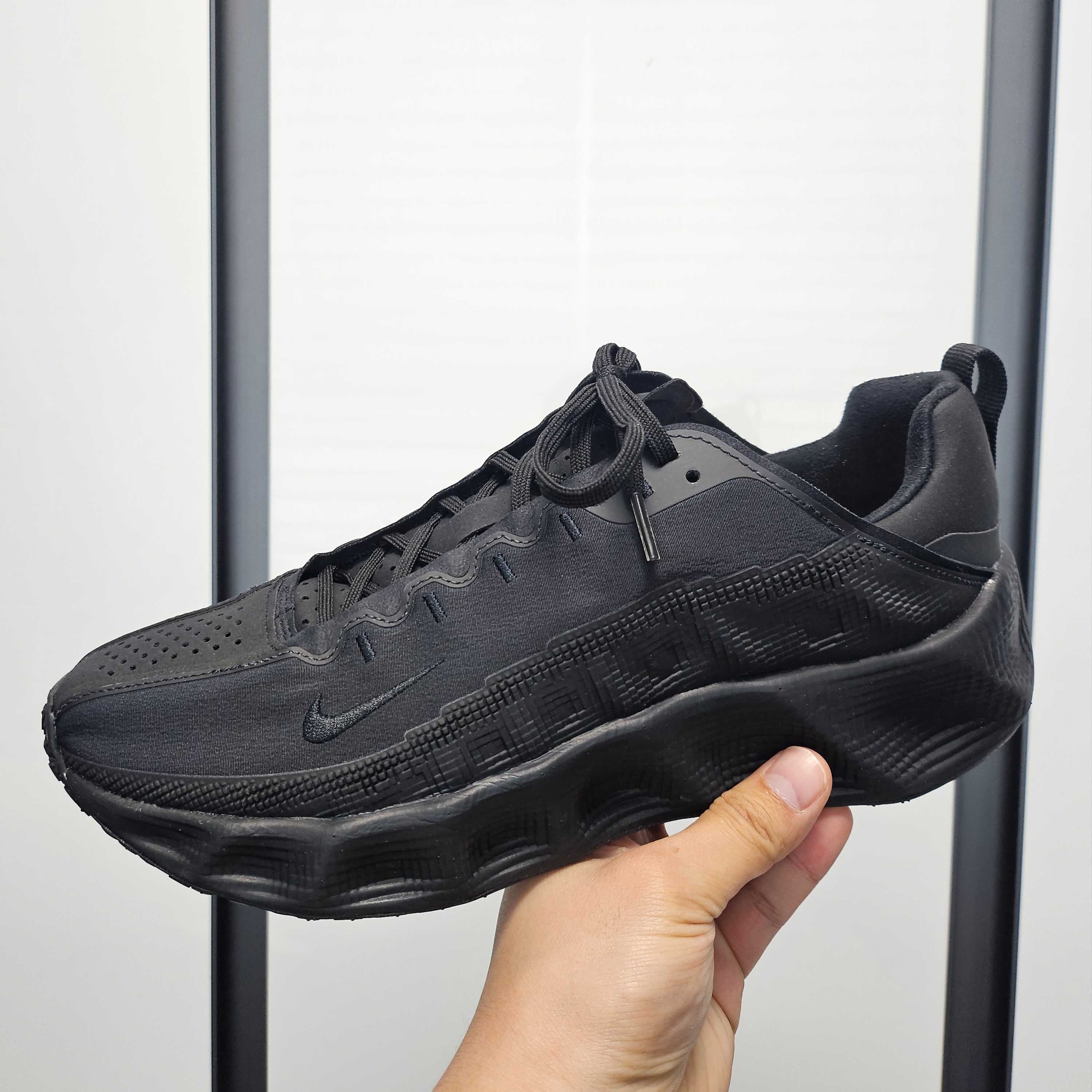 Nike Ava Rover Black Anthracite 착용 스타일