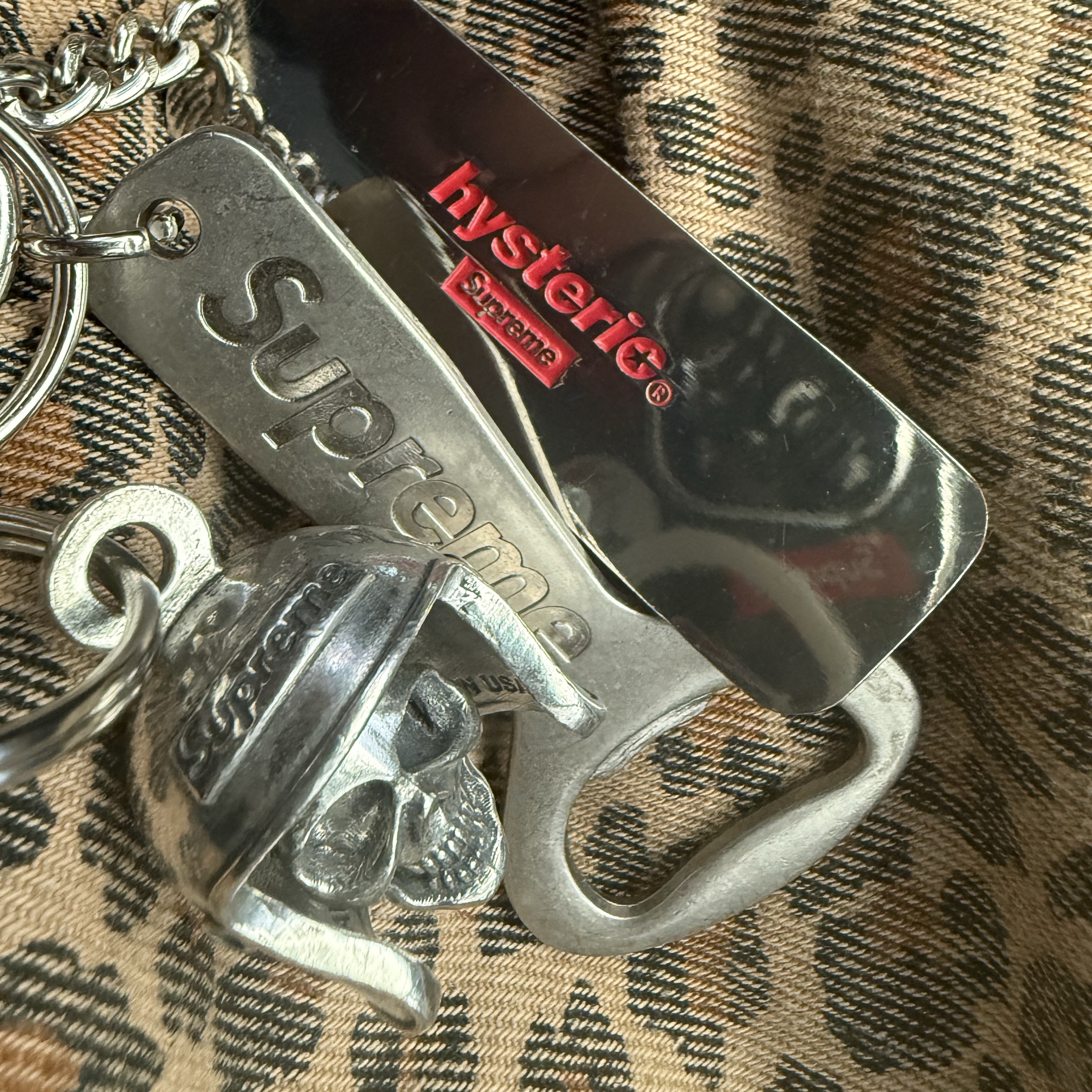 Supreme Bottle Opener Keychain Silver - 24FW, Supreme x Hysteric Glamour Head Fucker Keychain Blue - 24FW 착용 스타일
