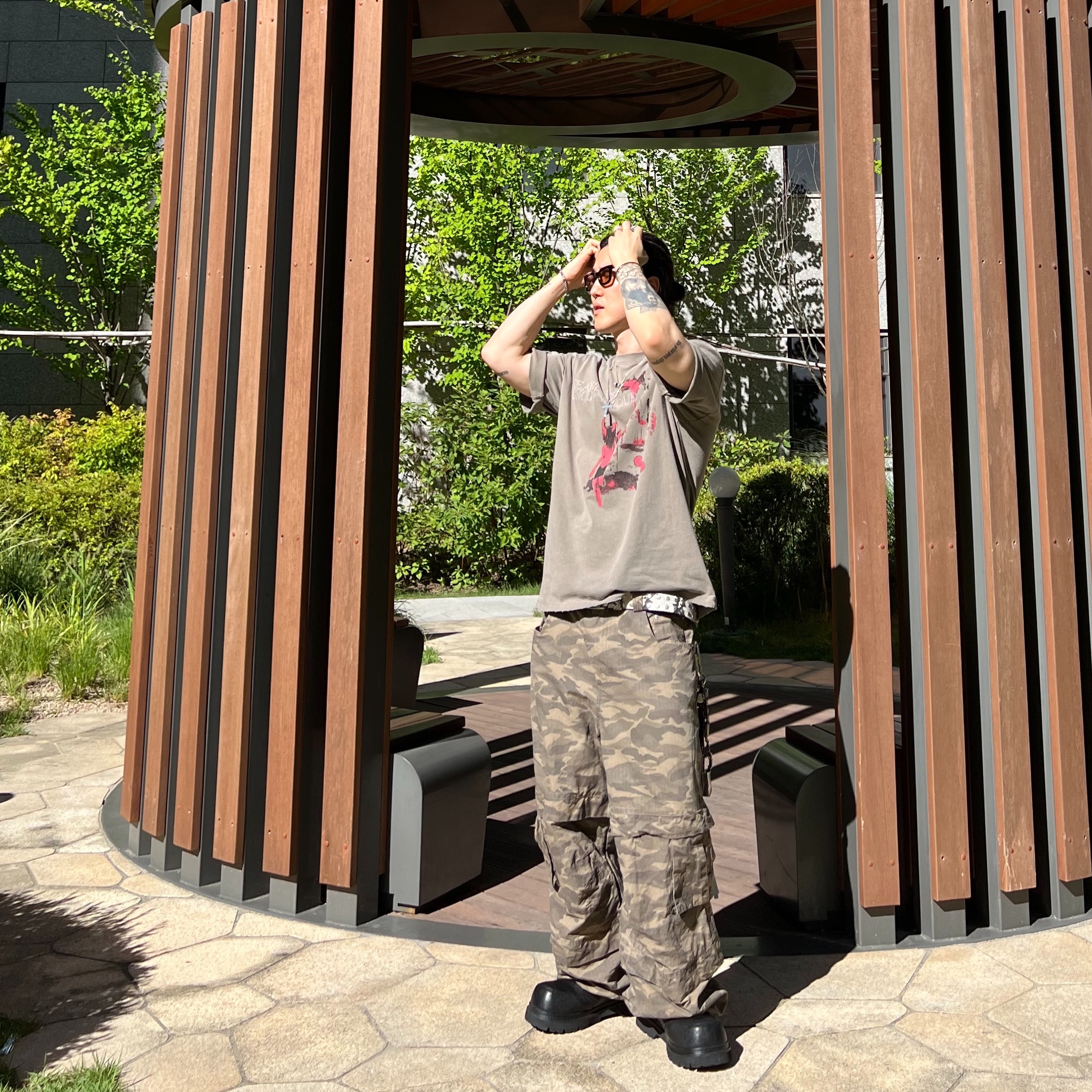Awende Red Veil T-shirt Charcoal, [KREAM Exclusive] Kamien Titan Baggy Pants Kream Camo 착용 스타일 - 3