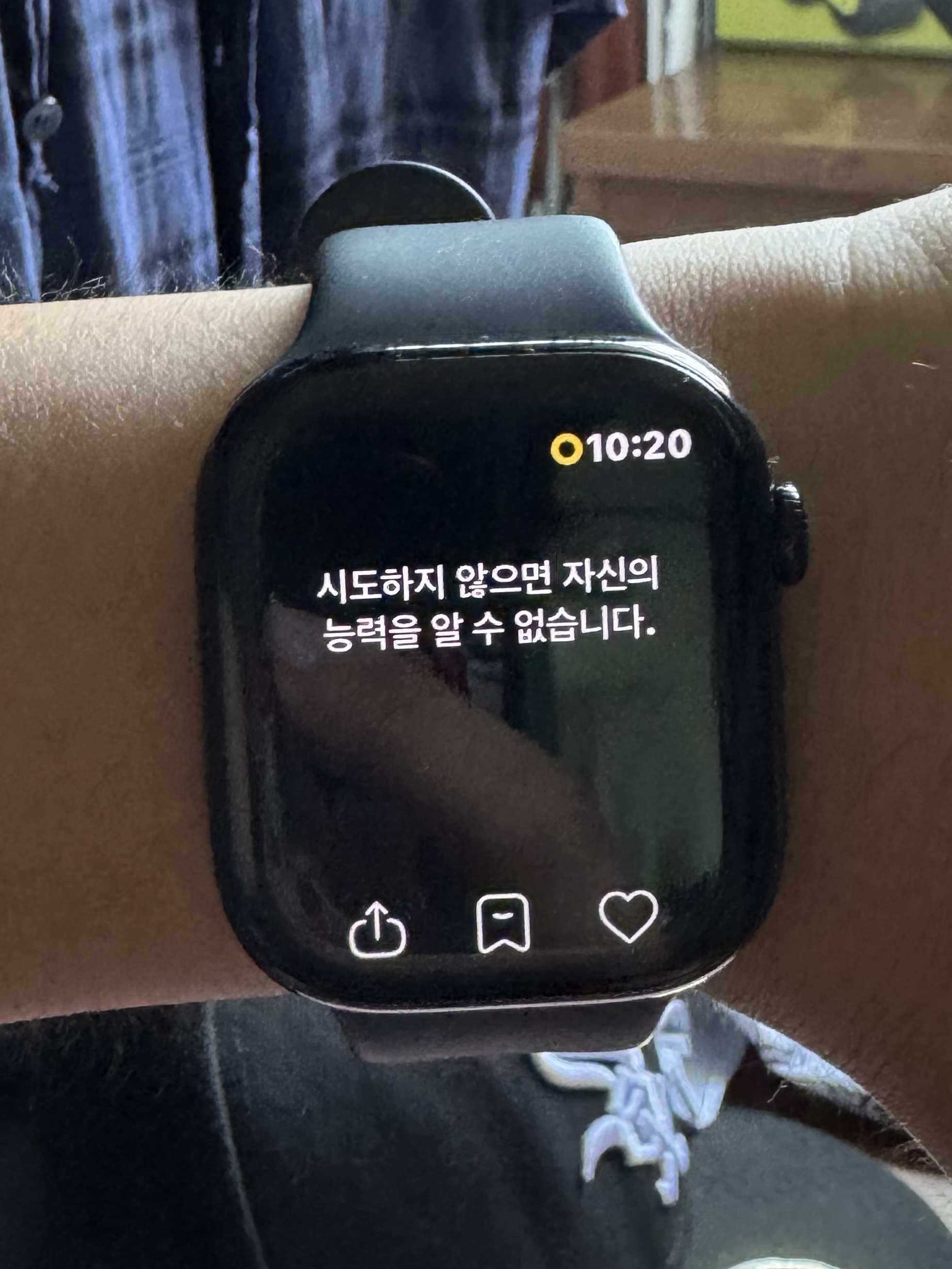 Adidas x Wales Bonner Adios Neftenga Light Yellow Core Black, [S등급] Refurbished Apple Watch Series 10 42mm GPS Jet Black Aluminium Case with Sport Band Black 착용 스타일 - 4