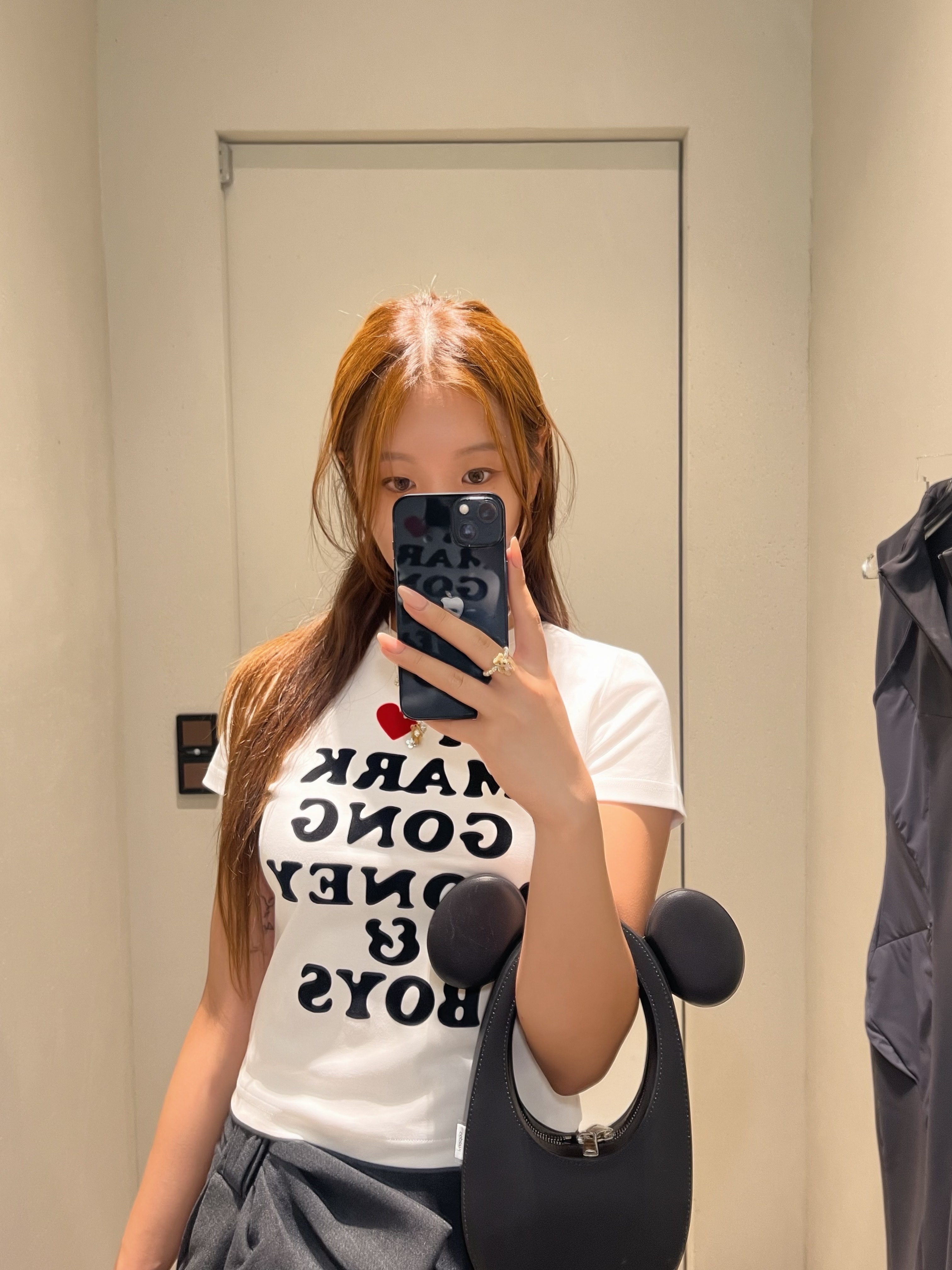 Markgong Women MG Slogan Baby T-Shirt White - 25FW, Markgong Women Bow Tie Midi Skirt Grey - 25FW 착용 스타일 - 2