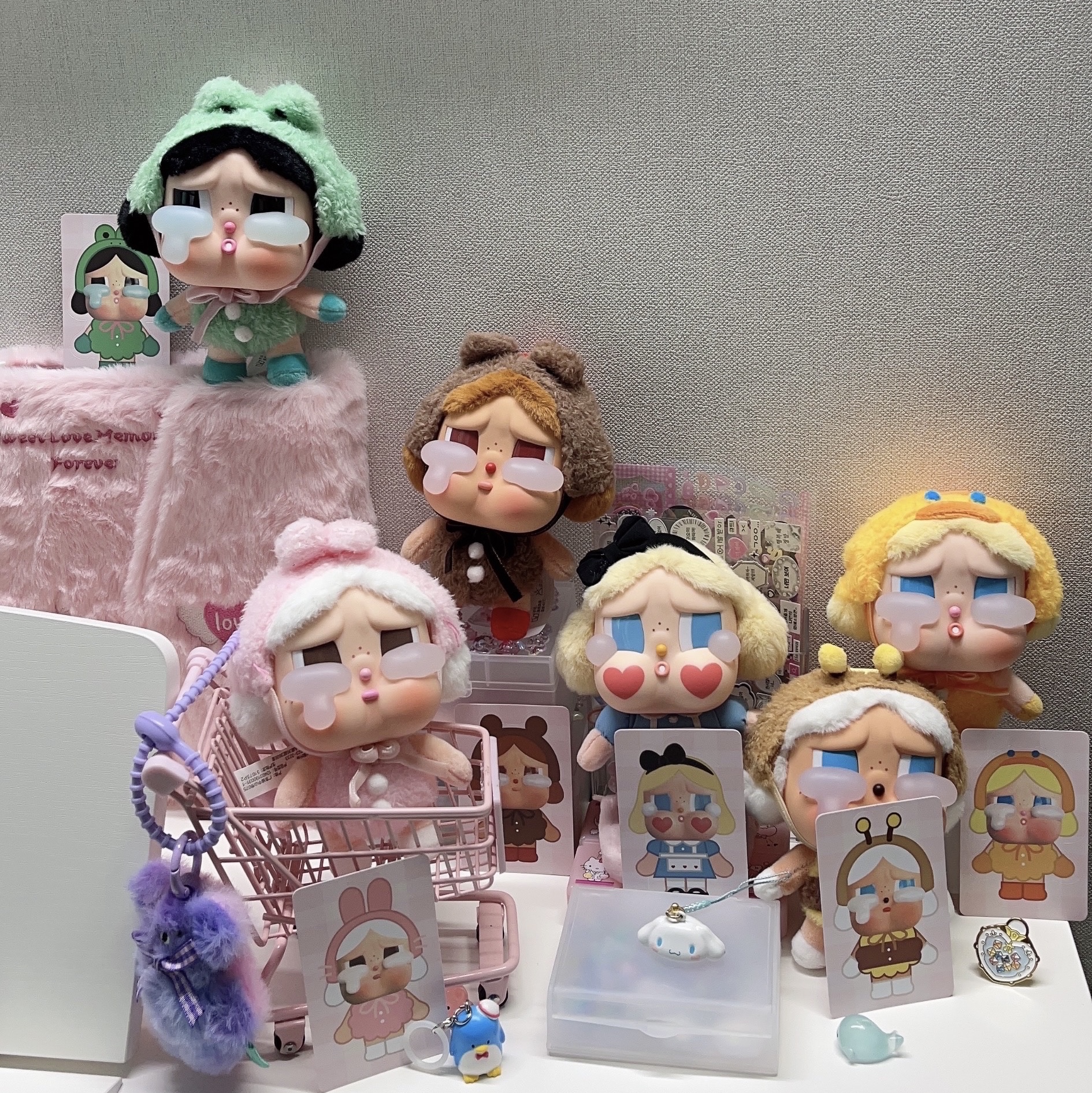 Pop Mart Crybaby Crying Again Series Plush Keyring Sealed Case (6 Blind Boxes) 착용 스타일