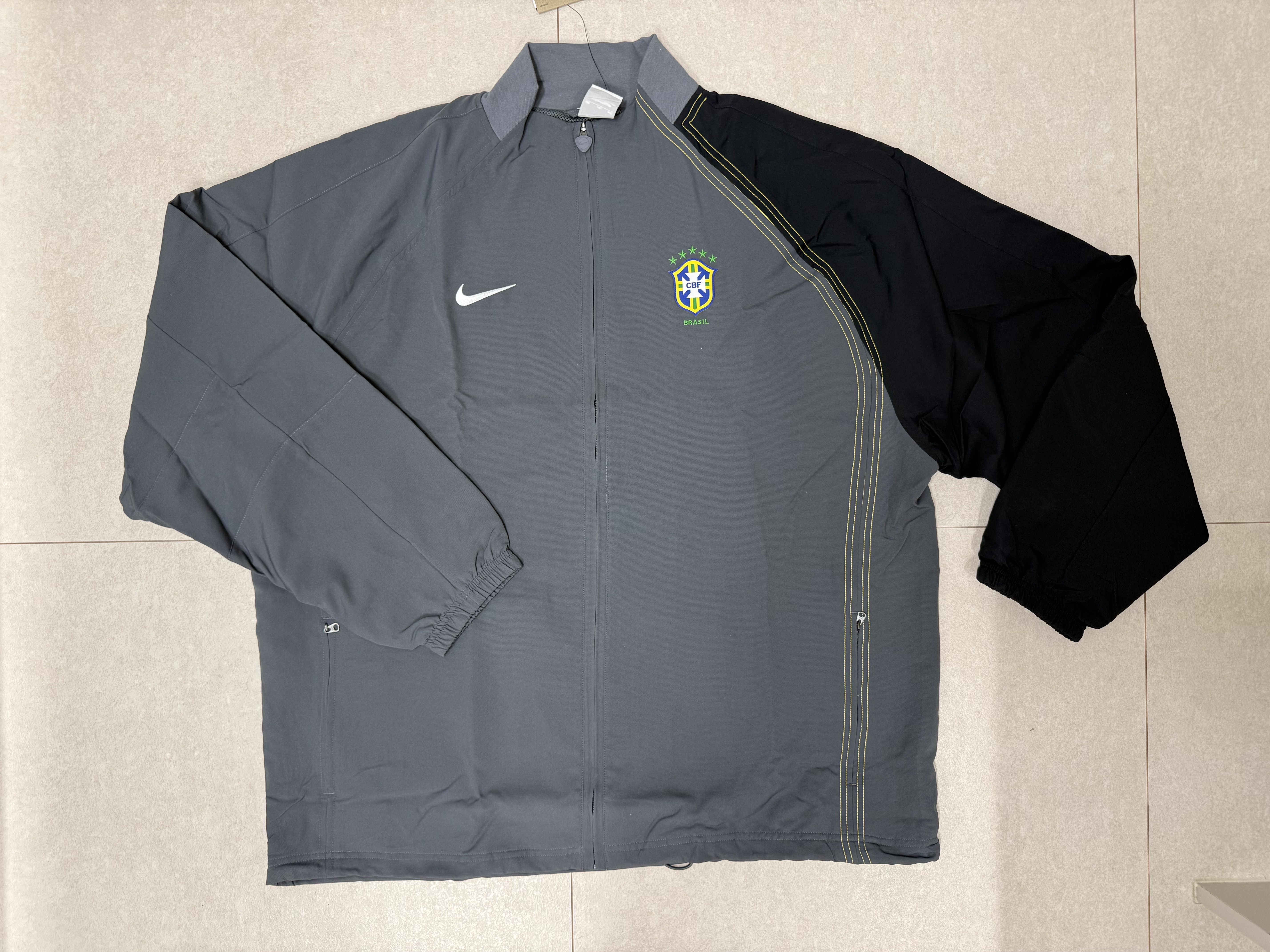 Nike Brazil 2004 Total 90 Reissue Soccer Replica Track Jacket (HV4437-021) 착용 스타일 - 2