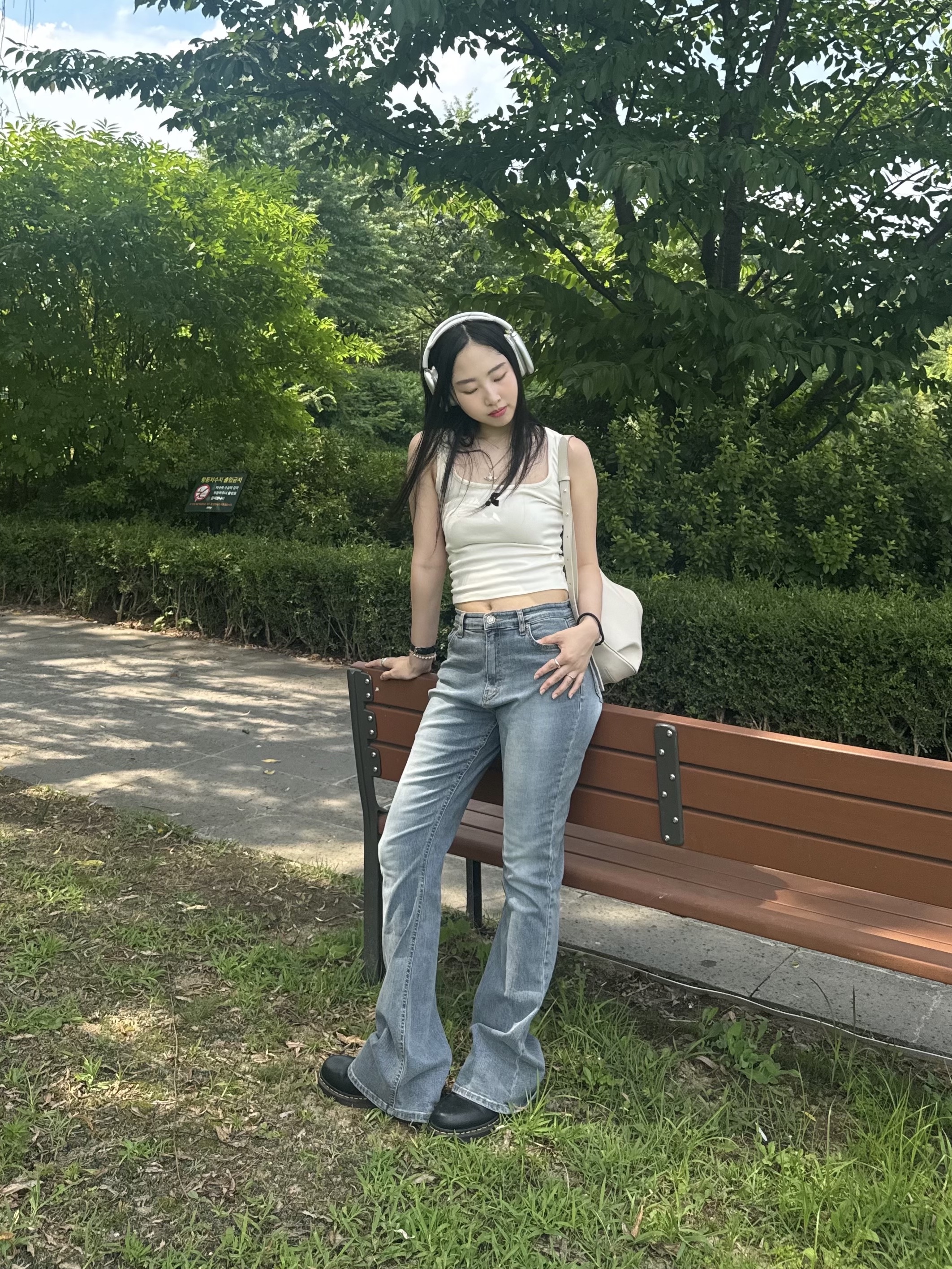 Dr. Martens 1461 Smooth Black, Apple AirPods Max Lightning Silver (Korean Ver.) 착용 스타일 - 3