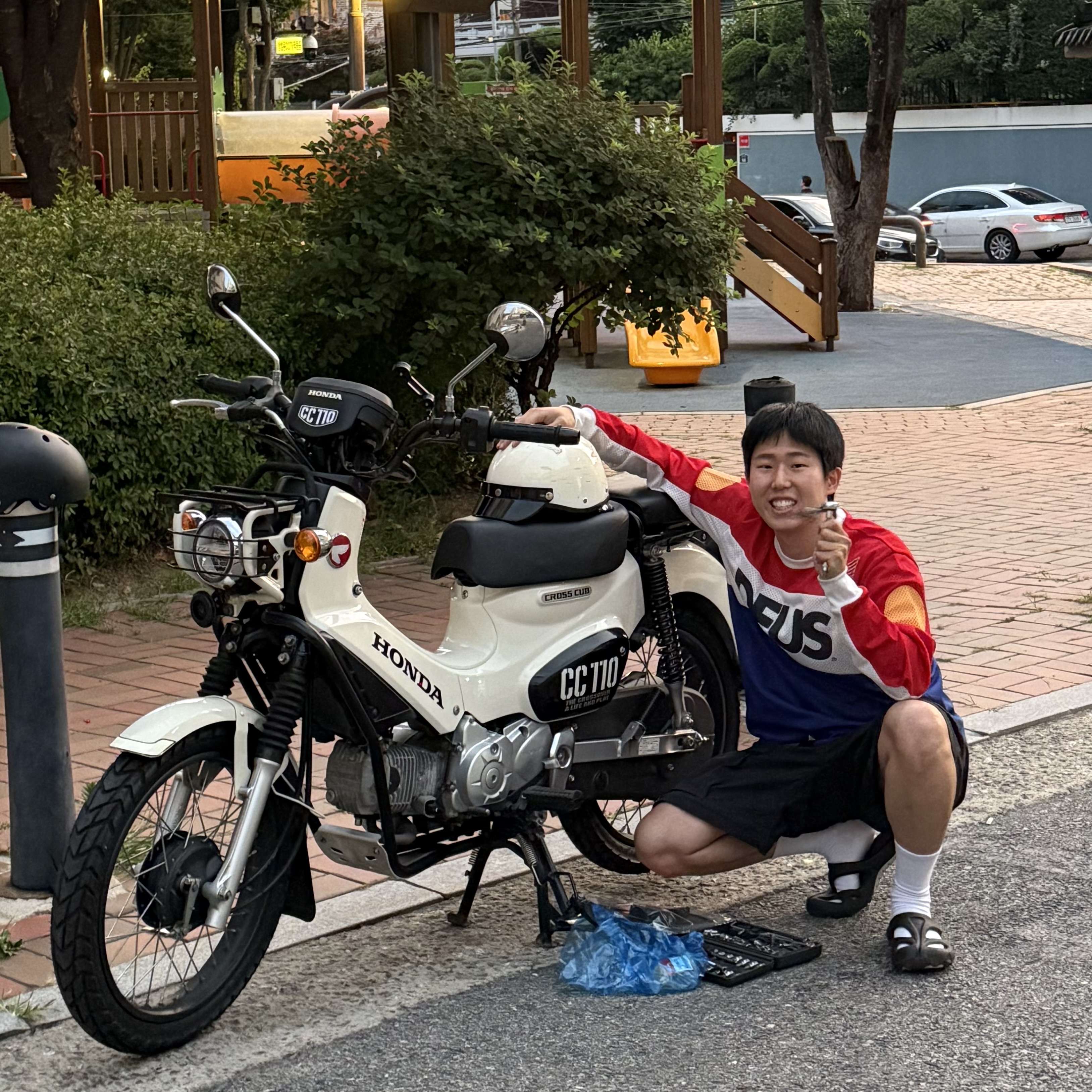 Deus Ex Machina Saber Moto Jersey Red, Keen Shanti Black Dawn Blue 착용 스타일 - 1