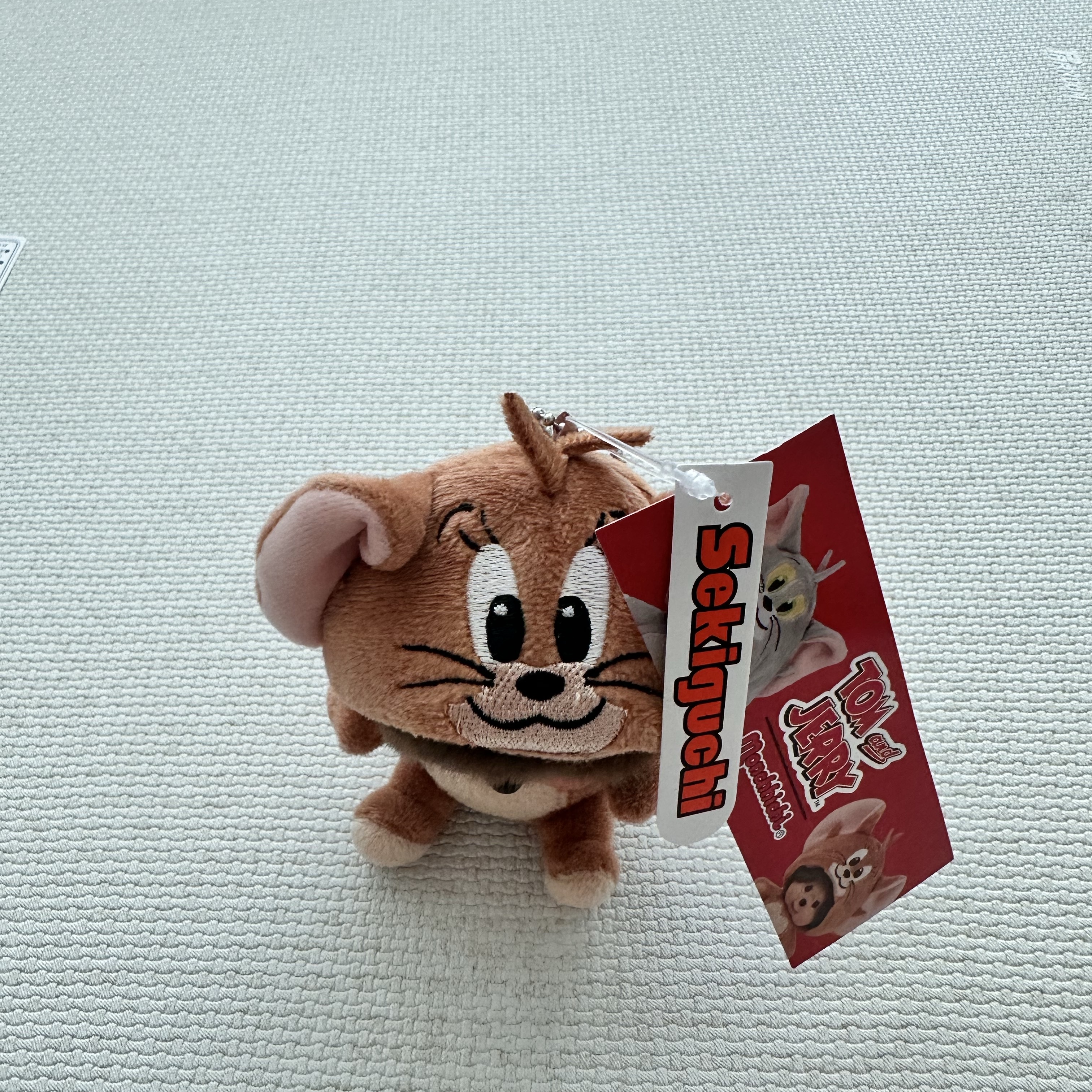 Monchhichi x Tom & Jerry SS Doll Mini Key Chain Jerry 착용 스타일 - 3