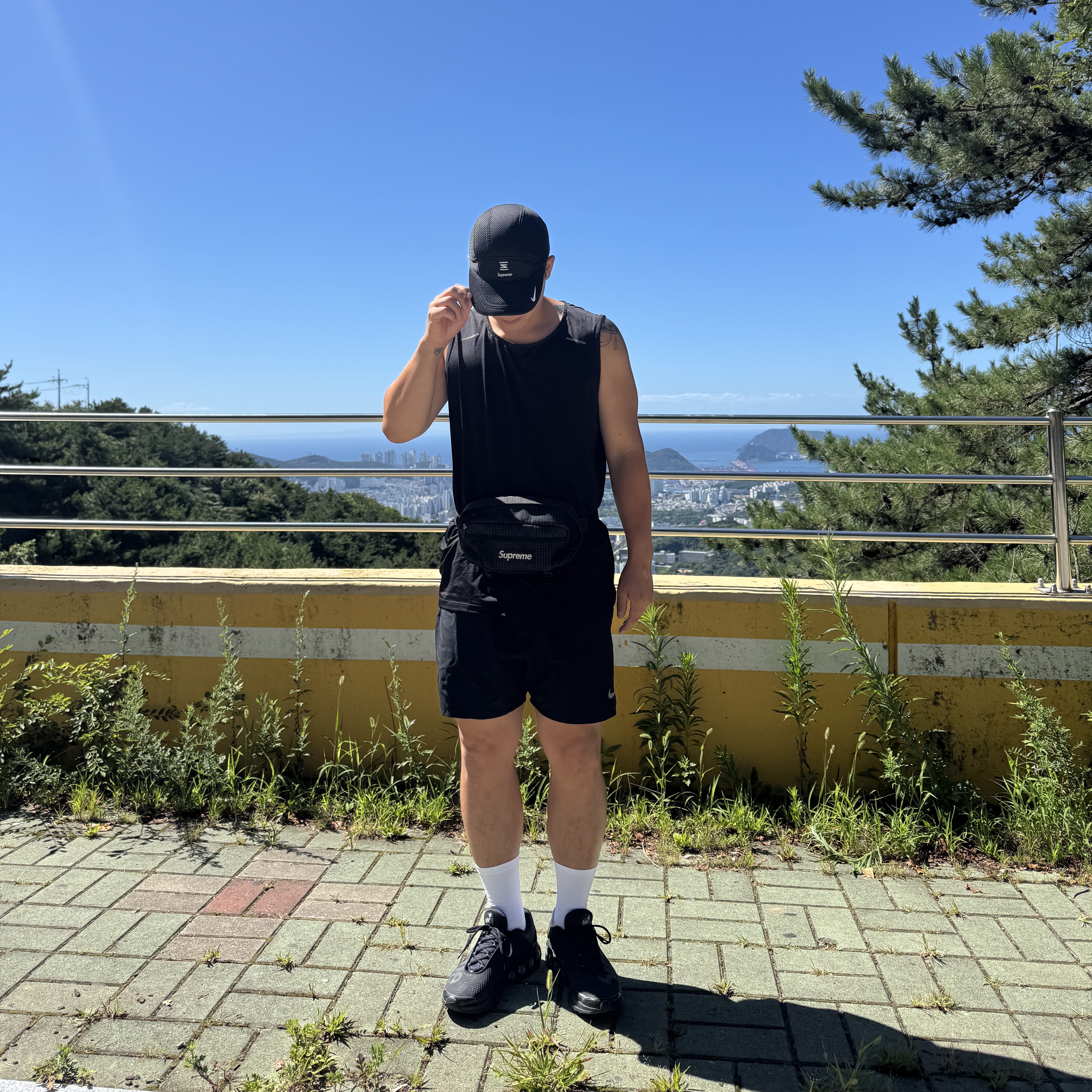 Supreme x Nike Shox Running Hat Black - 22SS, Supreme Waist Bag Black - 24SS 착용 스타일 - 2