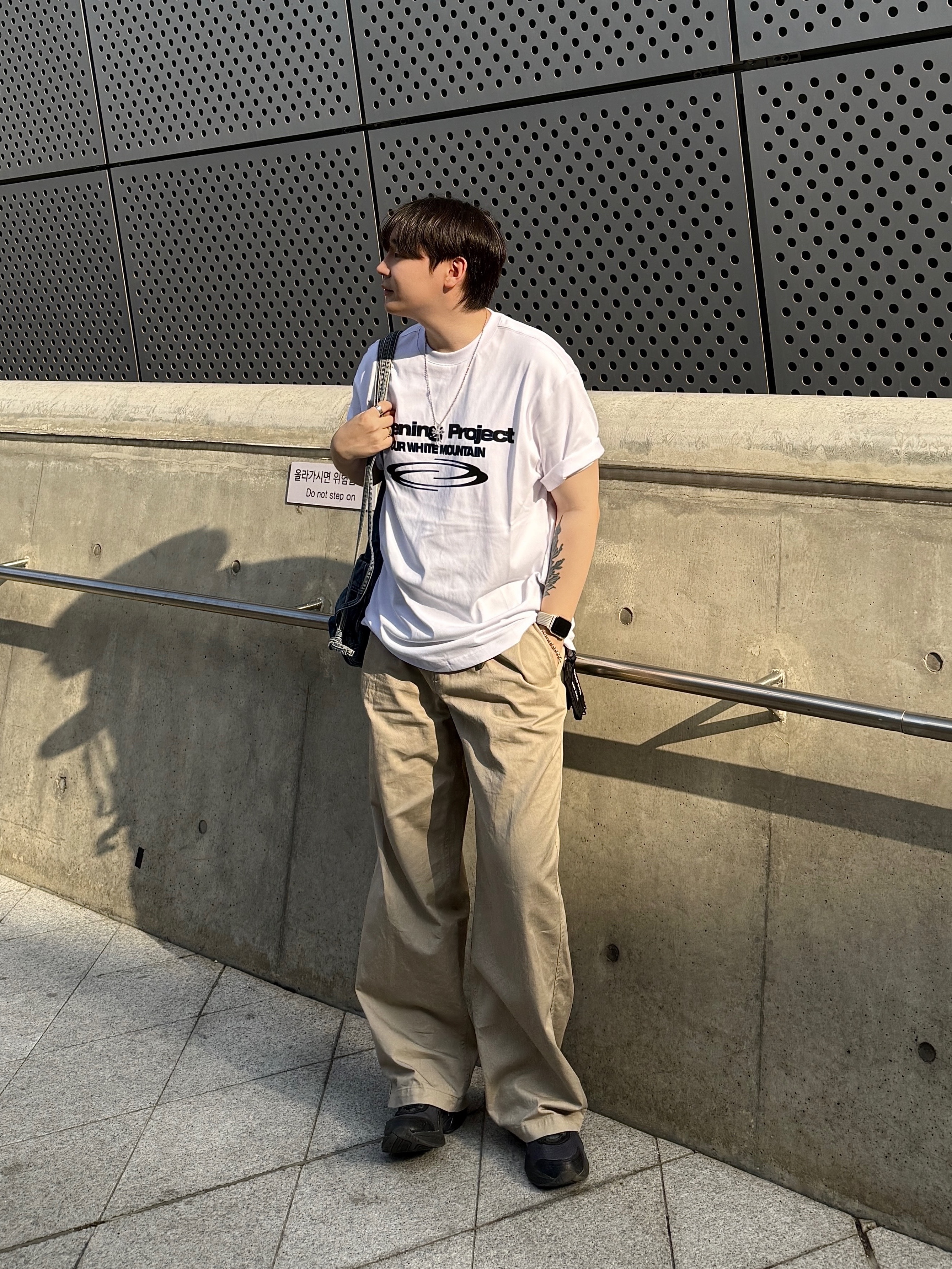 Opening Project Identity T-Shirt White, (W) On Running x Post Archive Faction (Paf) Cloudventure Peak Cacao Espresso 착용 스타일 - 1