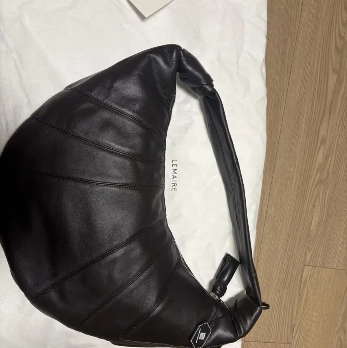 Lemaire Fortune Croissant Bag Soft Nappa Leather Dark Chocolate 착용 스타일